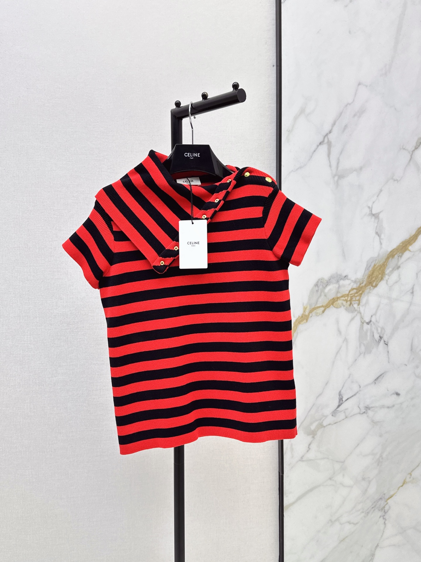 NO:874214,Ce 26Ss————The latest spring and summer striped sweater with side button design. Contrast color stripe design. Fresh and high-end. Visually slim and tall. Even small sisters can easily control it. Soft and skin-friendly, super breathable and super elastic. Slim-fitting but not tight. Ready for sale in one color. sml,,19860909Ce 26Ss————春夏最新款侧扣设计条纹针织衫 撞色条纹设计 清新又高级 视觉上显瘦又显高 小个子姐妹也能轻松驾驭 柔软亲肤透气性超强 弹性超好 修身但不紧绷 一色现货发售sml,,,Women's clothing
