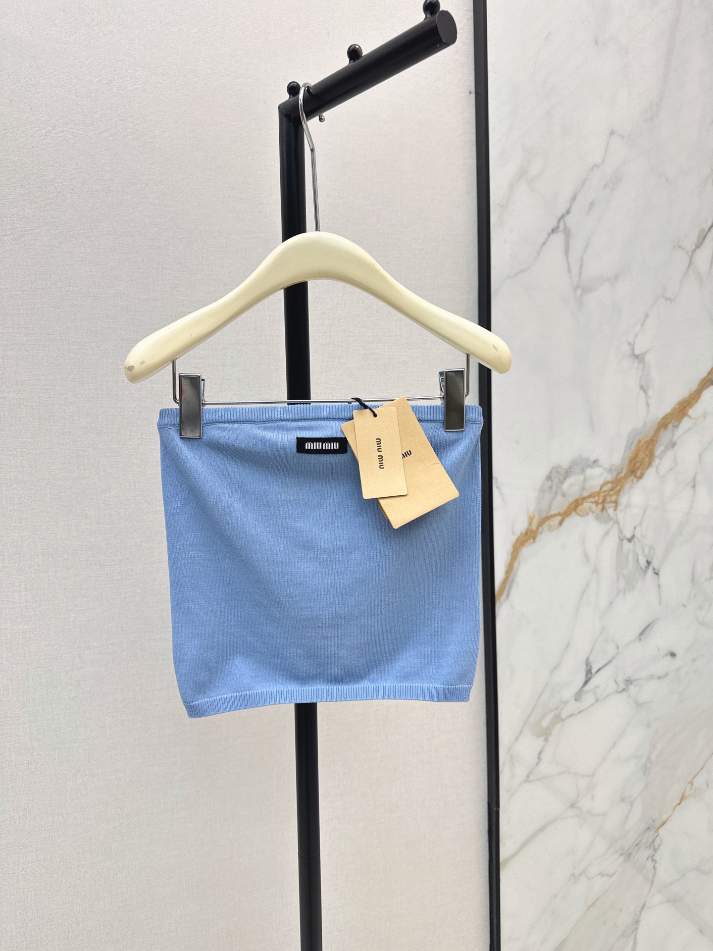 NO:874221,Miu 26Ss————The latest dopamine color knitted tube top for spring and summer. It is made of soft, waxy and skin-friendly elastic knitted fabric. It is not tight when worn close to the body and can quietly tighten the waistline. It easily outlines the smooth shoulder and neck lines and graceful curves. The simple letter embroidery on the chest is a low-key finishing touch. It has a sweet and cool sense of recognition and can be worn directly. Small people can also wear it with a golden ratio of 30 to 70 points. Full marks for practicality. Two colors are available now. sml,, miumiu, gold,19860909Miu 26Ss————春夏最新款多巴胺色系针织抹胸软糯亲肤的弹力针织面料 贴身穿不紧绷还能悄悄收紧腰线 轻松勾勒出流畅肩颈线与曼妙曲线 胸前简约的字母刺绣低调点睛 自带辨识度甜酷感直接拉满 小个子也能穿出三七分黄金比例 实穿度满分 两色现货发售sml,,miumiu,gold,,Women's clothing