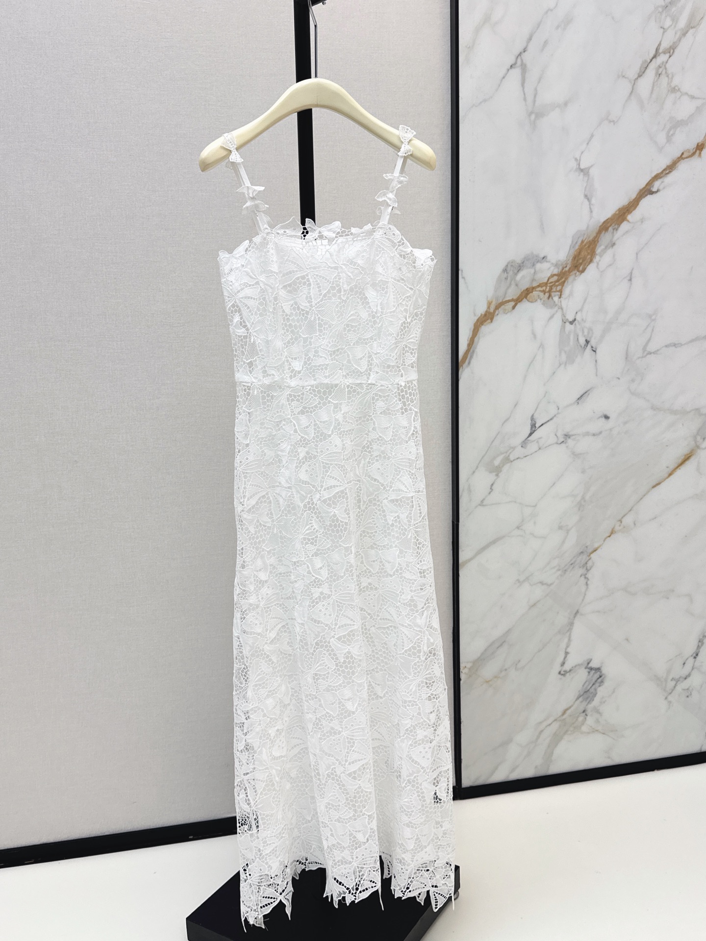 NO:874242,CD 26Ss————The latest white lace suspender dress for spring and summer. The whole body is exquisite three-dimensional lace. Every pattern is like a hand-carved work of art. It is three-dimensional and full. The lining is soft and skin-friendly. The spaghetti straps are decorated with small bows. The hem hangs naturally. It hides the flesh and looks tall. It is light and breathable. It can be used for dates, vacations, afternoon tea, and daily outings. Available in one color, smlxl,,skirts,19860909CD 26Ss————春夏最新款白色蕾丝吊带连衣裙 通体精致的立体蕾丝 每一处花纹都像手工雕琢的艺术品 立体饱满 内衬柔软亲肤 细肩带点缀小巧蝴蝶结 下摆自然垂坠 藏肉又显高 轻盈透气 约会 度假 下午茶 日常出街都能hold住 一色现货发售smlxl,,skirts,,Women's clothing