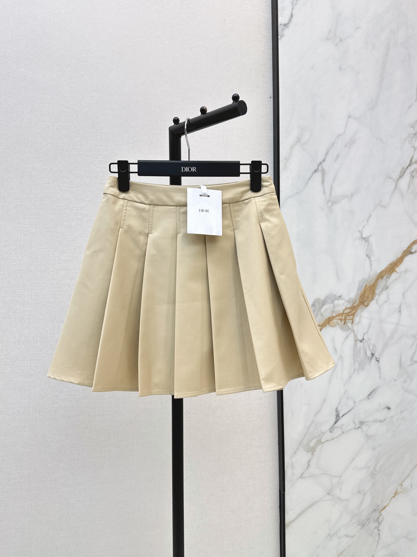 NO:874248,CD 26Ss————The latest high-waisted pleated skirt for spring and summer, the fabric is crisp and stylish. The high-waisted A-line version can quietly raise the waistline. The pleats are not easy to collapse. The skirt has a fluffy curvature when walking. It hides the flesh and makes you look slimmer. It is equipped with a side zipper design. It can be easily matched with a white T-shirt or a knitted cardigan. It can be easily worn for daily commuting and campus wear. One color is available for sale smlxl,, skirts, shirts,19860909CD 26Ss————春夏最新款高腰百褶半裙面料挺括有型 高腰A字版型,悄悄拉高腰线 褶线不易塌 走路时裙摆自带蓬松弧度 藏肉显瘦一绝 搭配侧拉链设计 轻松搭配白T 衬衫或针织开衫 都能轻松get 日常通勤 校园穿搭都很适合 一色现货发售smlxl,,skirts,shirts,,Women's clothing