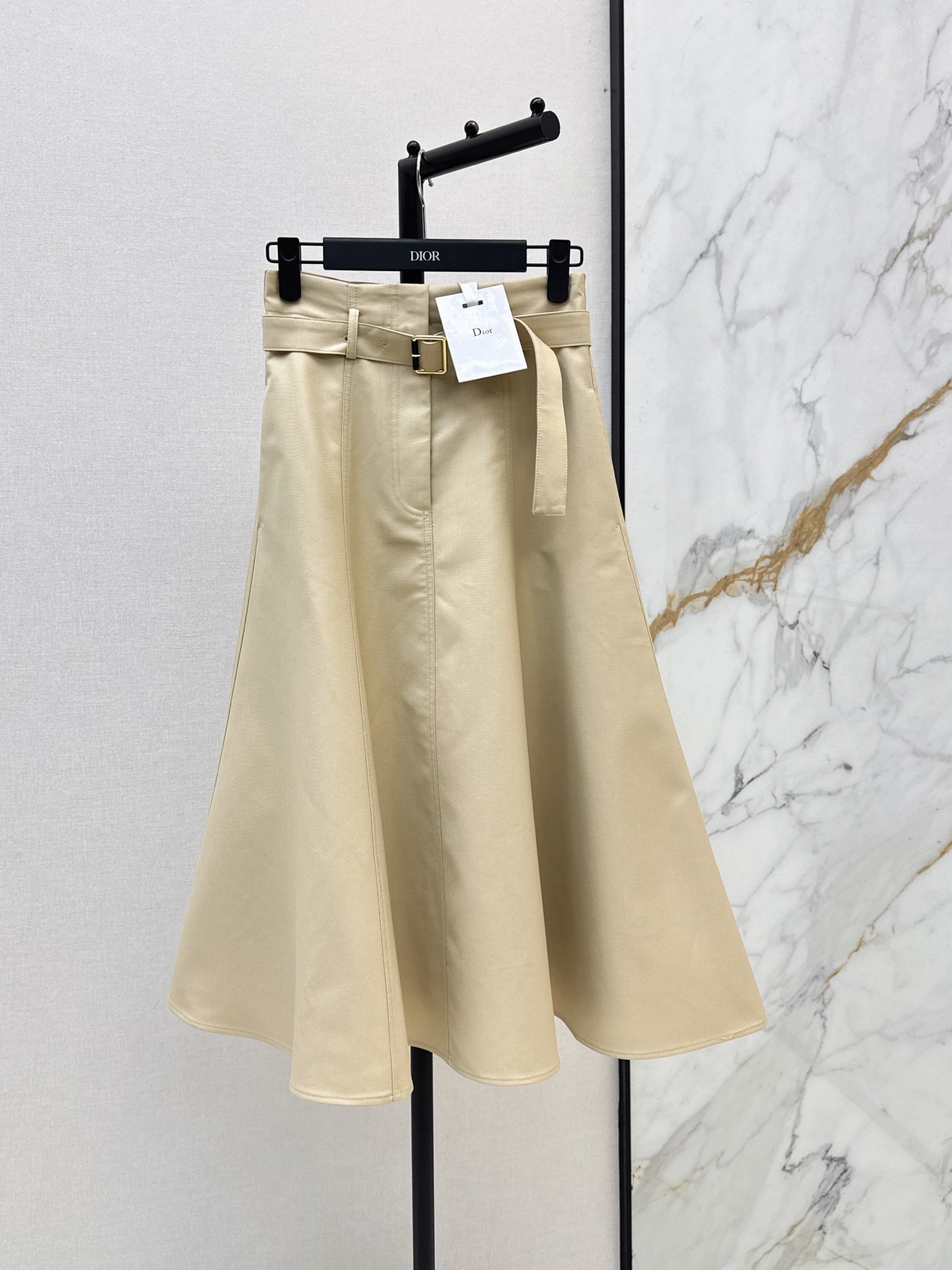 NO:874263,CD 26Ss————The latest high-waisted A-line skirt for spring and summer. The fabric is stiff and wear-resistant and has good drape. The high-waist design modifies the waistline. The A-line skirt is slim and covers the crotch. It is suitable for a variety of body types. It comes with a belt of the same color. Simple and elegant. It can be easily managed in commuting, casual and formal occasions. It looks great with shirts, knitted sweaters or T-shirts. Two colors are available for sale now: smlxl, skirts, shirts, tees, t-shirts,19860909CD 26Ss————春夏最新款高腰A字半身裙面料挺括耐磨 垂感好 高腰设计修饰腰线 A字裙摆显瘦又遮胯 适合多种身材 配同色腰带 简约大方 通勤 休闲 正式场合都能轻松驾驭 搭配衬衫 针织衫或T恤都很出彩 两色现货发售smlxl,,skirts,shirts,tees，t-shirt,,Women's clothing