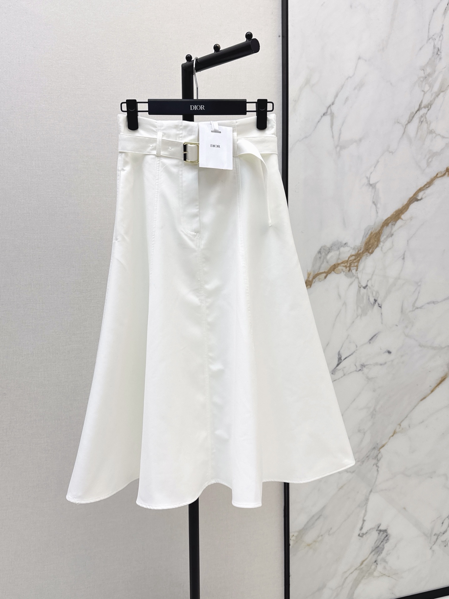 NO:874269,CD 26Ss————The latest high-waisted A-line skirt for spring and summer. The fabric is stiff and wear-resistant and has good drape. The high-waist design modifies the waistline. The A-line skirt is slim and covers the crotch. It is suitable for a variety of body types. It comes with a belt of the same color. Simple and elegant. It can be easily managed in commuting, casual and formal occasions. It looks great with shirts, knitted sweaters or T-shirts. Two colors are available for sale now: smlxl, skirts, shirts, tees, t-shirts,19860909CD 26Ss————春夏最新款高腰A字半身裙面料挺括耐磨 垂感好 高腰设计修饰腰线 A字裙摆显瘦又遮胯 适合多种身材 配同色腰带 简约大方 通勤 休闲 正式场合都能轻松驾驭 搭配衬衫 针织衫或T恤都很出彩 两色现货发售smlxl,,skirts,shirts,tees，t-shirt,,Women's clothing