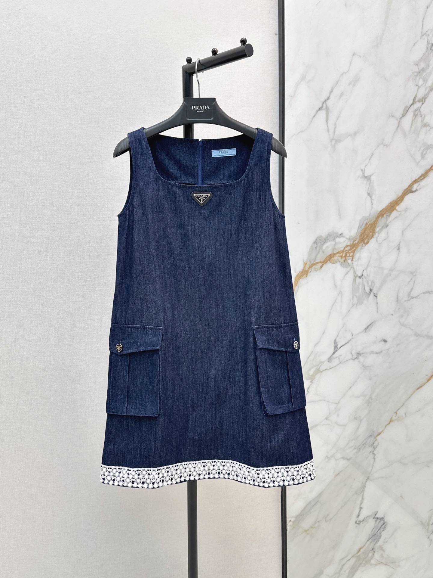 NO:874276,PD 26Ss————The latest spring and summer style sleeveless denim dress decorated with triangle logo. Denim fabric. Sleeveless tailoring. Slim and slim. The skirt is spliced ​​with white patterns. Full of layering. The large pockets on both sides are practical and beautiful. The triangle logo on the chest is decorated. The overall style is small and fresh. Suitable for daily outings, campus, dating, and light casual occasions. It looks great with sandals or white shoes. One color ready for sale sml,,sandals,skirts,19860909PD 26Ss————春夏最新款三角标装饰无袖牛仔连衣裙牛仔面料 无袖剪裁 修身显瘦 裙摆拼接白色花纹 层次感满满 两侧大口袋实用又好看 胸前三角标点缀 整体风格小清新 日常出街 校园 约会 轻休闲场合都适配 搭配凉鞋或小白鞋超有范儿 一色现货发售sml,,sandals,skirts,,Women's clothing