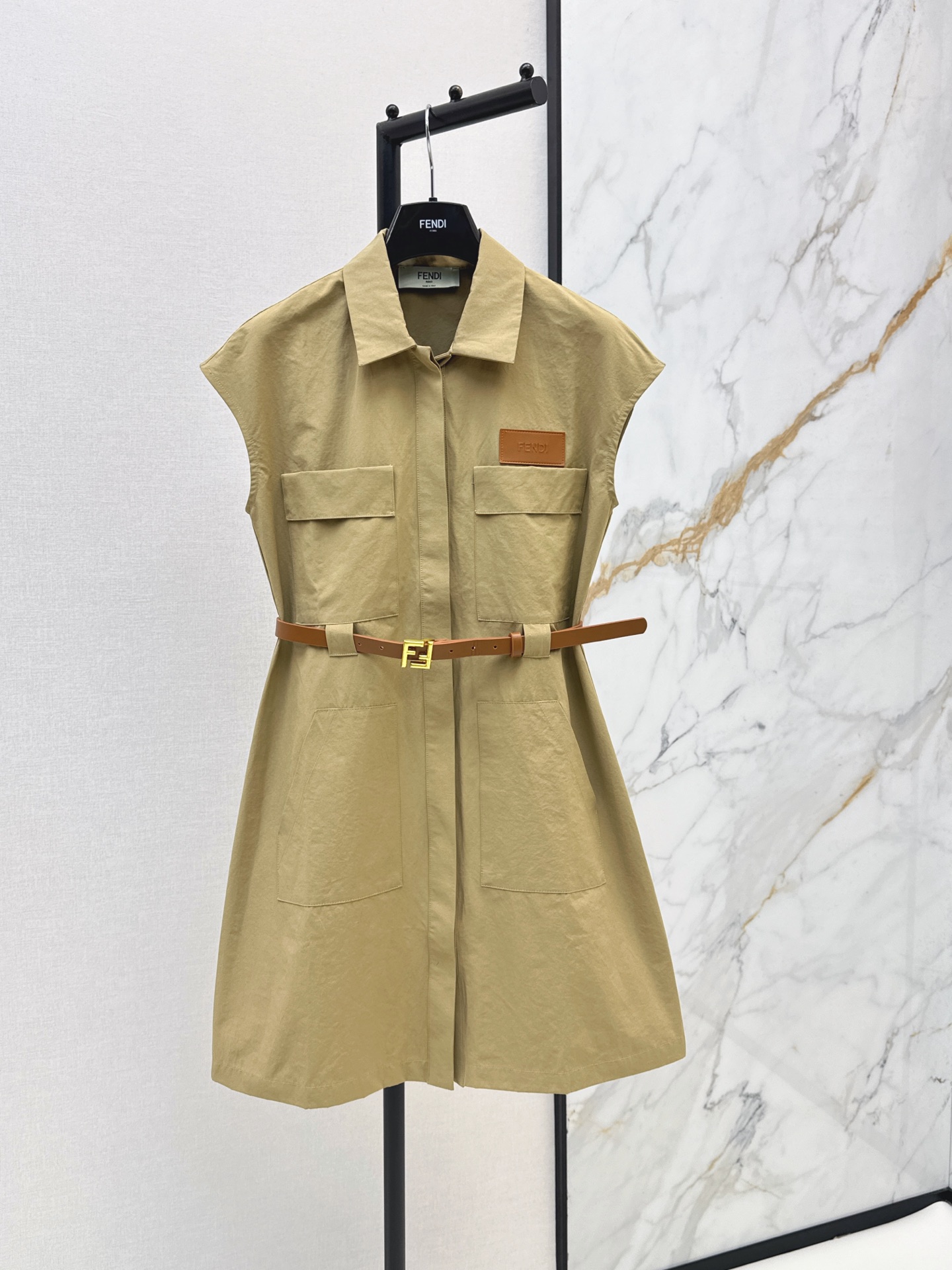 NO:874284,FD 26Ss - the latest khaki sleeveless dress for spring and summer. Lapel + sleeveless design. Simple and practical. Symmetrical pockets on the chest and skirt. Full of practicality. Adjustable brown belt. Easily outlines the waistline. It looks slim and modifies body proportions. The khaki color is low-key and versatile. It can be easily used for commuting, dating and daily life. One color ready for sale sml,,skirts,19860909FD 26Ss———春夏最新款卡其色无袖连衣裙 翻领+无袖设计 简约又实用 胸前和裙摆对称口袋 实用感满满 棕色腰带可调节 轻松勾勒腰线 显瘦又修饰身材比例 卡其色低调百搭 通勤 约会 日常都能轻松驾驭 一色现货发售sml,,skirts,,Women's clothing