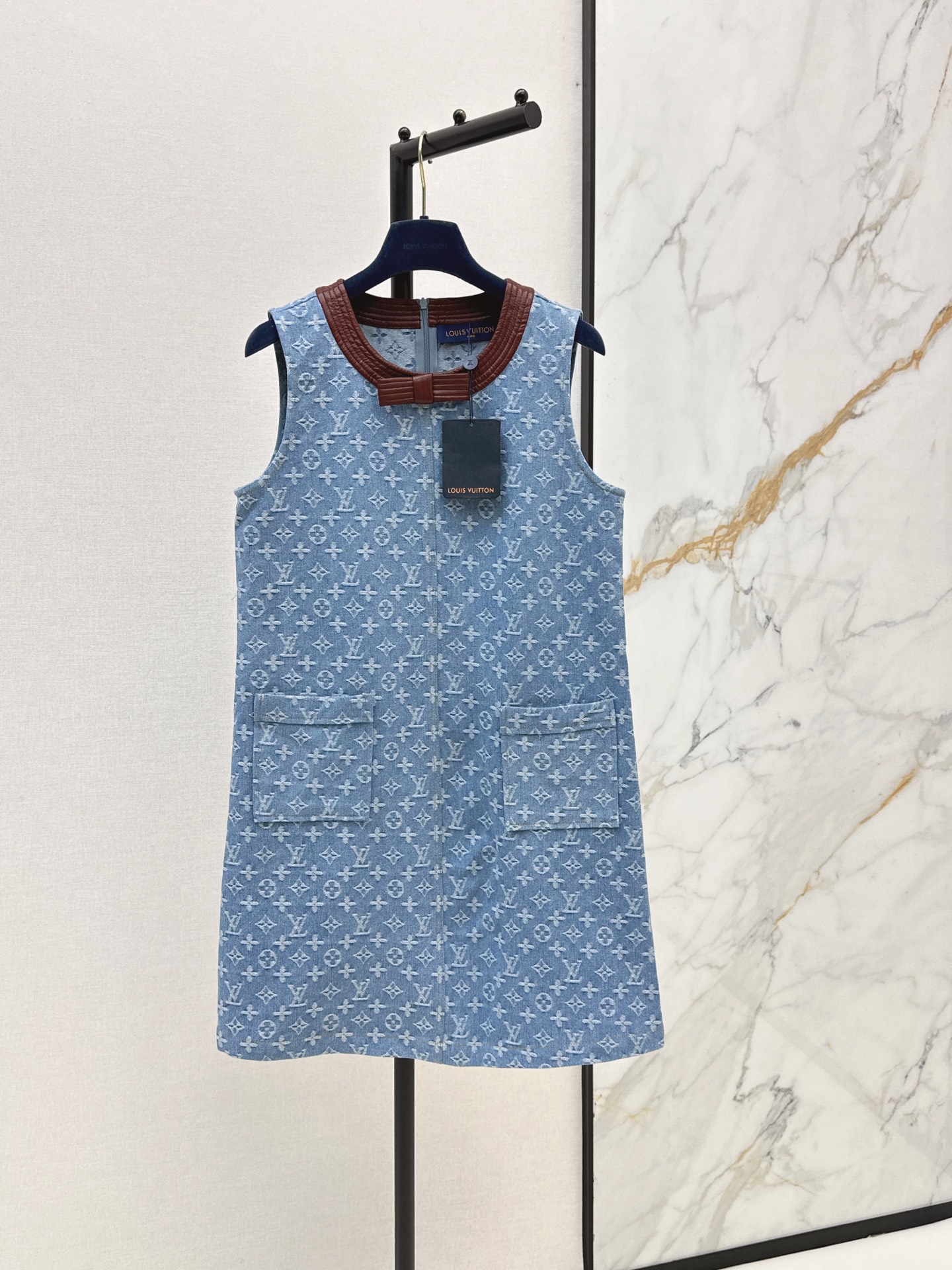 NO:874292,L Family 26Ss————The latest presbyopia denim dress for spring and summer. The denim fabric is crisp and stylish. It will not deform after long-term wear. The round neck is sleeveless and does not carry shoulders. Double chest pockets + half-open buttons. The hem is pleated. Full of details. It is OK for commuting and casual wear. Pair it with simple accessories or white shoes. It is easy to get an elegant and energetic summer look. One color ready for sale sml,, louis vuitton, skirts,19860909L家 26Ss————春夏最新款老花牛仔连衣裙 牛仔面料挺括有型 久穿不变形 圆领无袖不挑肩型 胸前双口袋+半开排扣 下摆是百褶设计 细节感满满 通勤休闲都OK 搭配简约配饰或小白鞋 轻松get优雅活力夏日look 一色现货发售sml,,louis vuitton,skirts,,Women's clothing
