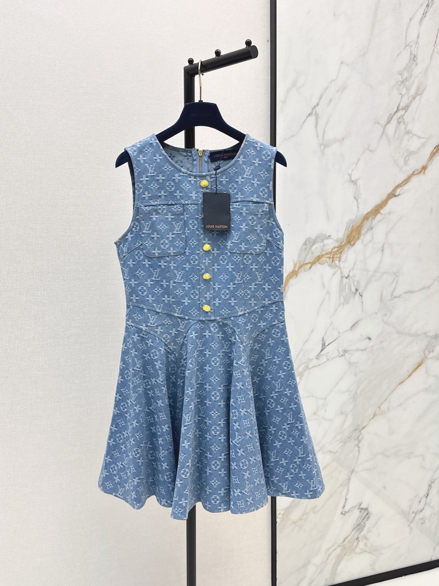NO:874299,L's 26Ss - the latest presbyopic denim dress for spring and summer. The denim fabric is crisp and stylish. It will not deform after long-term wear. Round neck, sleeveless and shoulder-free. Double chest pockets + half-open buttons. The hem is pleated. Full of details. It is OK for commuting and casual wear. Pair it with simple accessories or white shoes. It is easy to get an elegant and energetic summer look. One color ready for sale sml, louis vuitton, skirts,19860909L家 26Ss———春夏最新款老花牛仔连衣裙 牛仔面料挺括有型 久穿不变形 圆领无袖不挑肩型 胸前双口袋+半开排扣 下摆是百褶设计 细节感满满 通勤休闲都OK 搭配简约配饰或小白鞋 轻松get优雅活力夏日look 一色现货发售sml,,louis vuitton,skirts,,Women's clothing