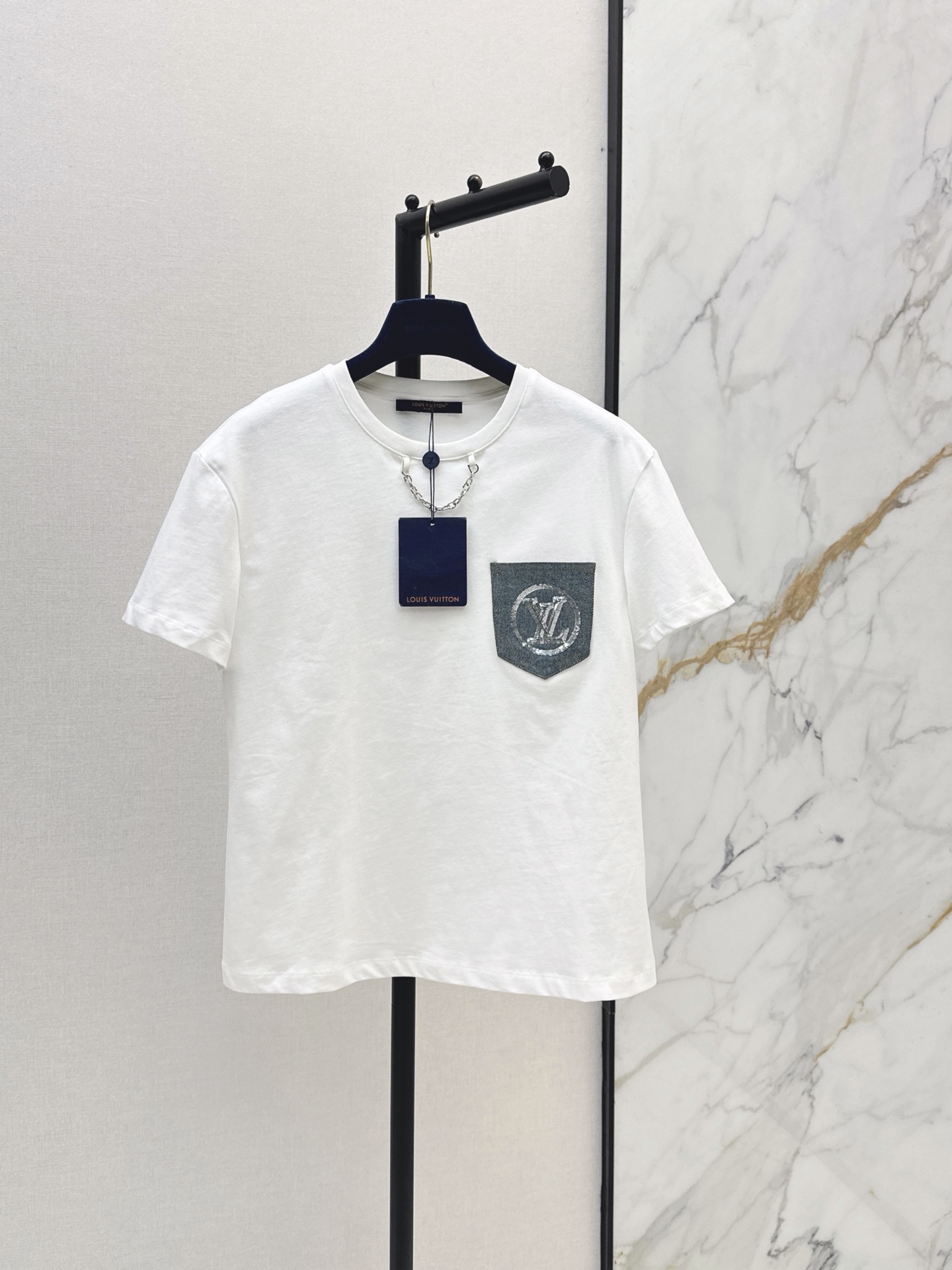 NO:874314,L Family 26Ss————The latest versatile casual T-shirt for spring and summer. It has a high density and feels great. It is a really hard-working one. The details are perfect. The regular version is not picky at all. It is simple and generous. Two colors are available in stock. SML, louis vuitton, tees, t-shirt,19860909L家 26Ss————春夏最新款百搭休闲T恤密度很高手感超好 真的费劲心血的一款 细节完美 常规版型 上身完全不挑人简单大方 两色现货发售sml,,louis vuitton,tees，t-shirt,,Women's clothing