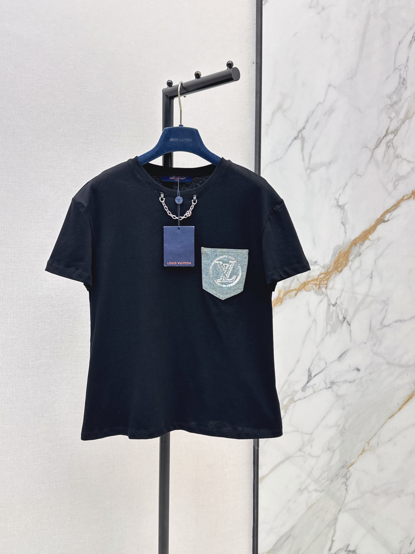 NO:874322,L Family 26Ss————The latest versatile casual T-shirt for spring and summer. It has a high density and feels great. It is a really hard-working one. The details are perfect. The regular version is not picky at all. It is simple and generous. Two colors are available in stock. SML, louis vuitton, tees, t-shirt,19860909L家 26Ss————春夏最新款百搭休闲T恤密度很高手感超好 真的费劲心血的一款 细节完美 常规版型 上身完全不挑人简单大方 两色现货发售sml,,louis vuitton,tees，t-shirt,,Women's clothing