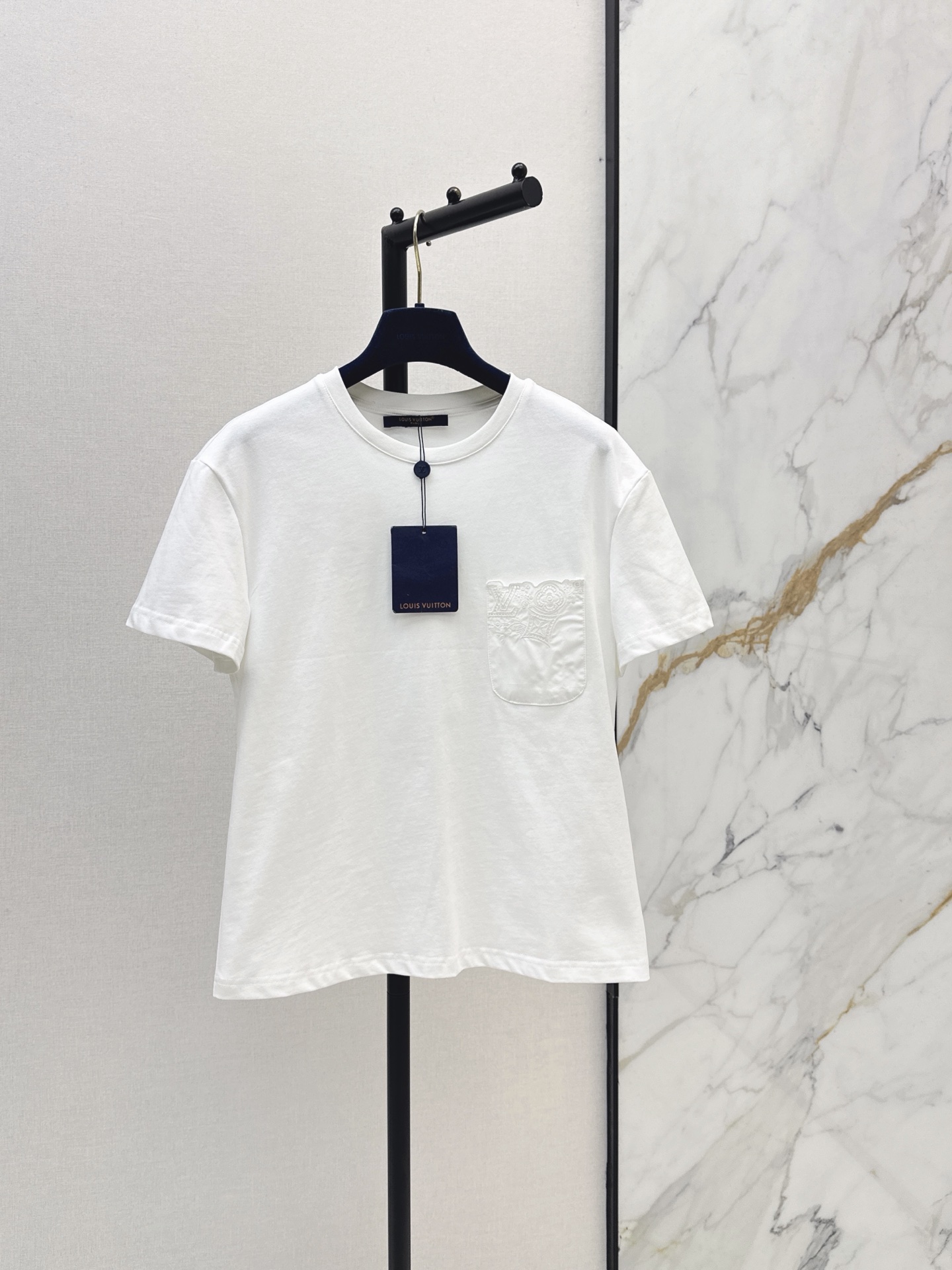 NO:874329,L Family 26Ss————The latest versatile casual T-shirt for spring and summer. It has a high density and feels great. It is a really hard-working one. The details are perfect. The regular version is not picky at all. It is simple and generous. Two colors are available in stock. SML, louis vuitton, tees, t-shirt,19860909L家 26Ss————春夏最新款百搭休闲T恤密度很高手感超好 真的费劲心血的一款 细节完美 常规版型 上身完全不挑人简单大方 两色现货发售sml,,louis vuitton,tees，t-shirt,,Women's clothing