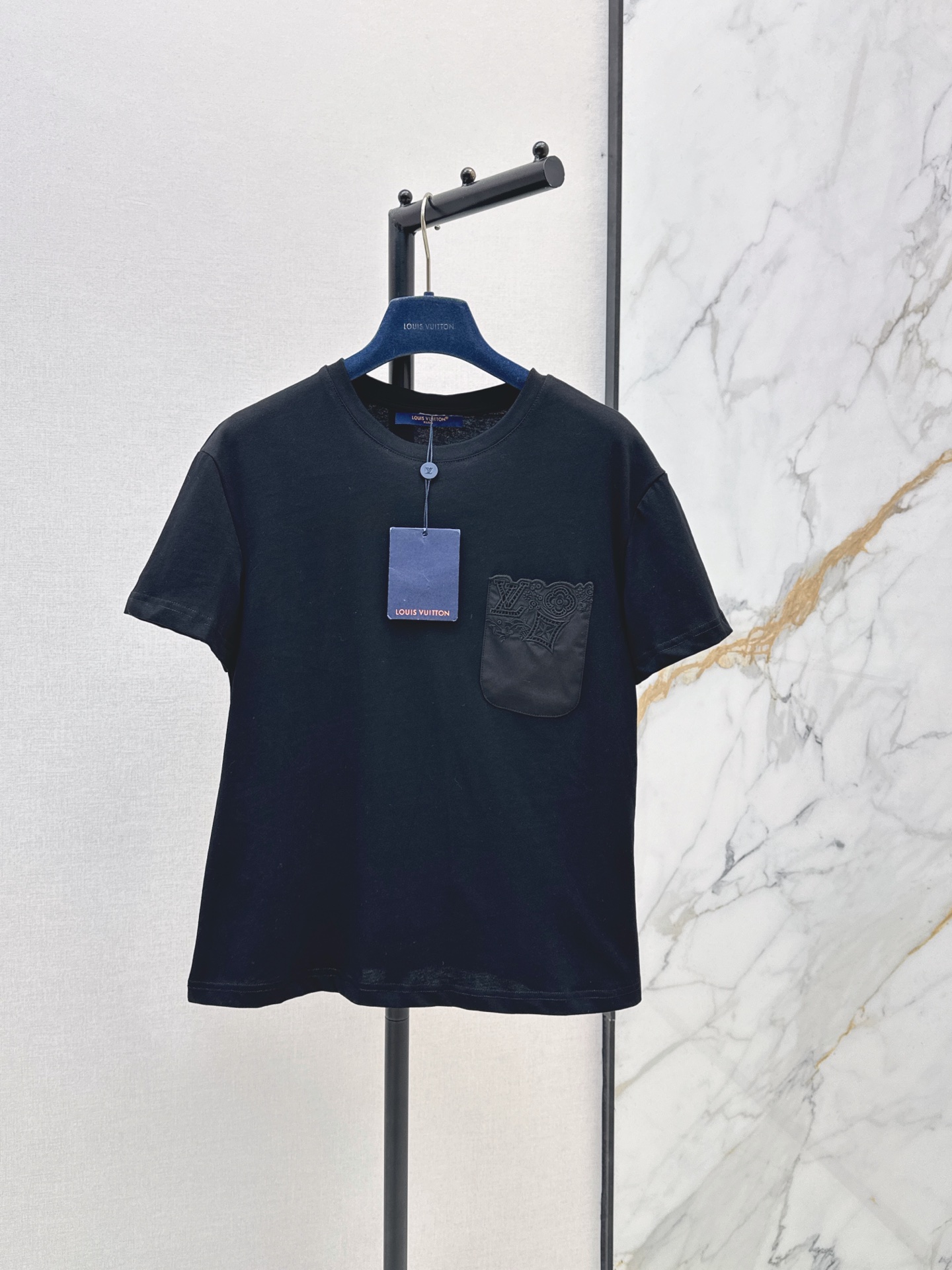 NO:874336,L Family 26Ss————The latest versatile casual T-shirt for spring and summer. It has a high density and feels great. It is a really hard-working one. The details are perfect. The regular version is not picky at all. It is simple and generous. Two colors are available in stock. SML, louis vuitton, tees, t-shirt,19860909L家 26Ss————春夏最新款百搭休闲T恤密度很高手感超好 真的费劲心血的一款 细节完美 常规版型 上身完全不挑人简单大方 两色现货发售sml,,louis vuitton,tees，t-shirt,,Women's clothing