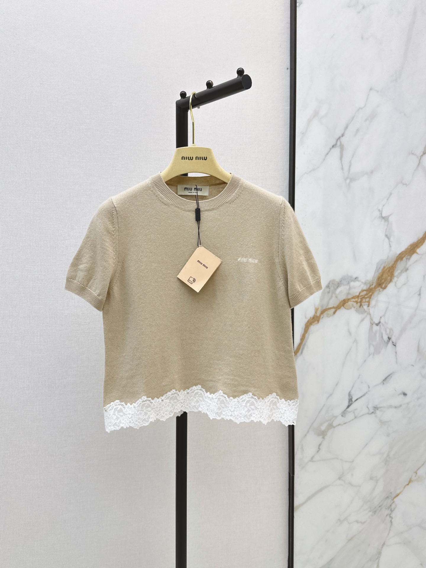 NO:874270,Miu 26Ss————The latest spliced ​​lace short knitwear for spring and summer with custom-dyed yarn developed by yb. Different from the lower version. It is soft, delicate, skin-friendly and breathable. It is super comfortable to wear in spring and summer. Beige + lace hem. Full of sophistication. It is easy to handle the artistic retro style ~ can be worn for daily commuting and leisure. Easily create a high-end outfit. One color ready for sale sml,, miumiu,19860909Miu 26Ss————春夏最新款拼接蕾丝短款针织衫yb开发定染纱线 区别低版本 柔软细腻亲肤又透气 春夏穿超舒服 米色+蕾丝下摆 精致感满满 文艺复古风轻松拿捏～日常通勤休闲都能穿 轻松打造高级感穿搭 一色现货发售sml,,miumiu,,Women's clothing