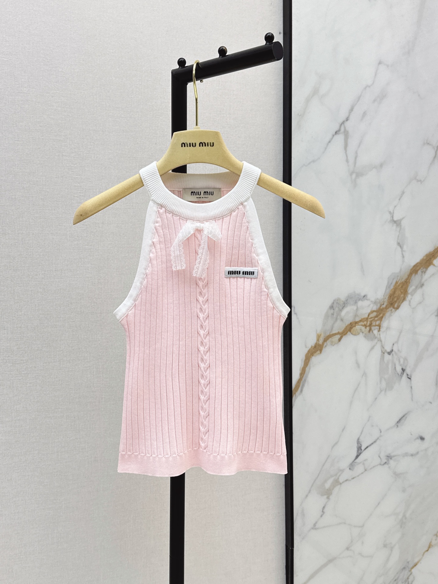 NO:874277,Miu 26Ss————The latest bow-knot decorated contrast-edged knitted vest for spring and summer is simple and classic. It is very recognizable. The knitted fabric has good elasticity and is close-fitting and comfortable. It is OK to wear alone or as an inner layer in spring and summer. Two colors are available now. sml,,miumiu,19860909Miu 26Ss————春夏最新款蝴蝶结装饰撞色镶边针织背心简约又经典 超有辨识度 针织面料弹性好 贴身舒适 春夏单穿或内搭都很OK 两色现货发售sml,,miumiu,,Women's clothing
