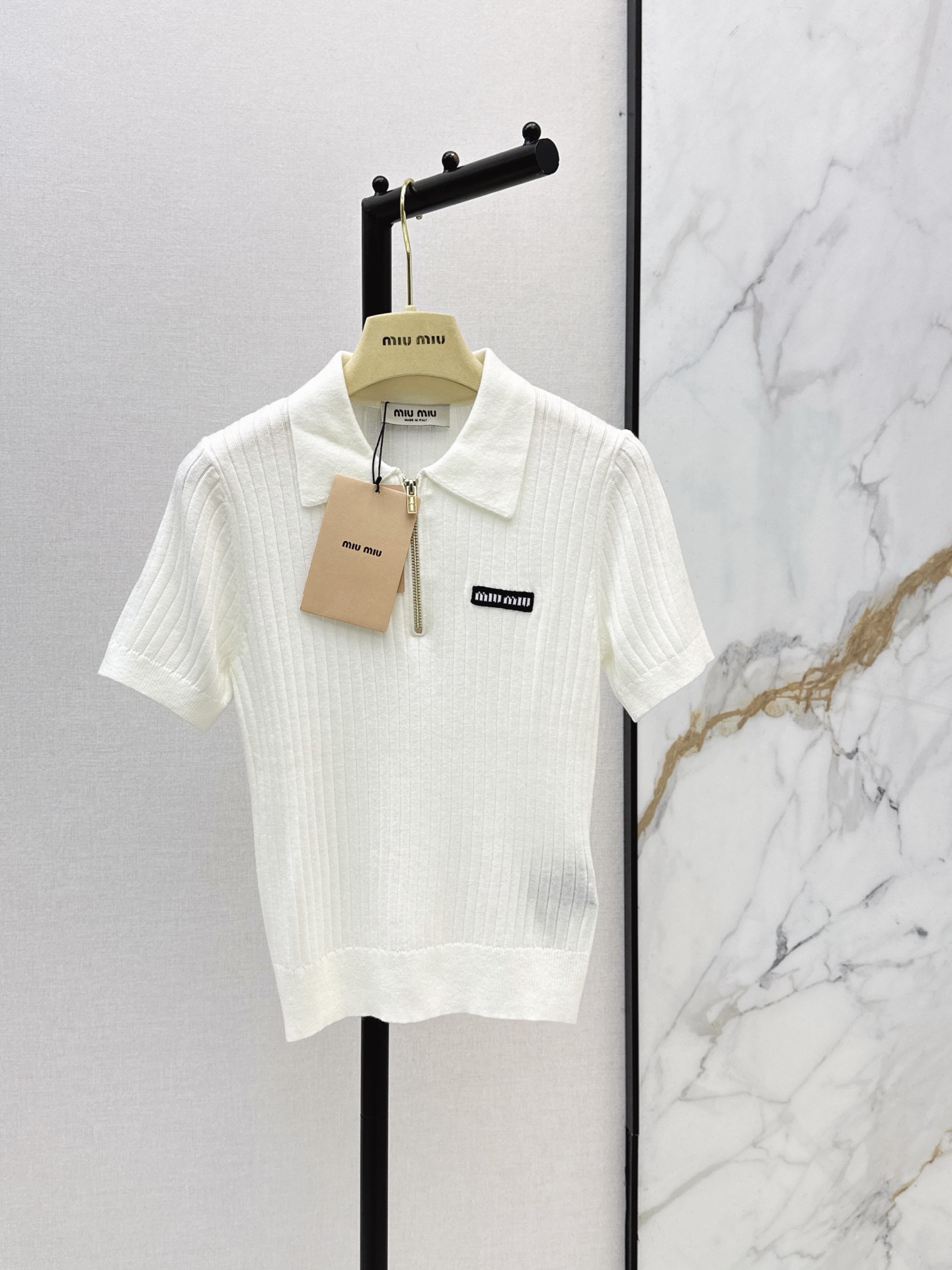 NO:874285,Miu 26Ss————The latest milky white wool Polo sweater in spring and summer is a piece with a divine atmosphere. It has a milky tone and a heavy vertical stripe texture. It is too gentle and sweet. The classic black and white contrasting logo on the chest seamlessly switches between sweet and hot girls. It looks great when paired with shorts and skirts. One color ready for sale sml,,miumiu,skirts,shorts,19860909Miu 26Ss————春夏最新款奶白色羊毛Polo针织衫可以封神的氛围感单品 奶呼呼的色调 重磅竖条纹理 太温柔太甜妹了 胸口饰经典黑白对比色logo徽标 甜美辣妹无缝切换 下面搭配短裤小裙子都太好看了 一色现货发售sml,,miumiu,skirts,shorts,,Women's clothing