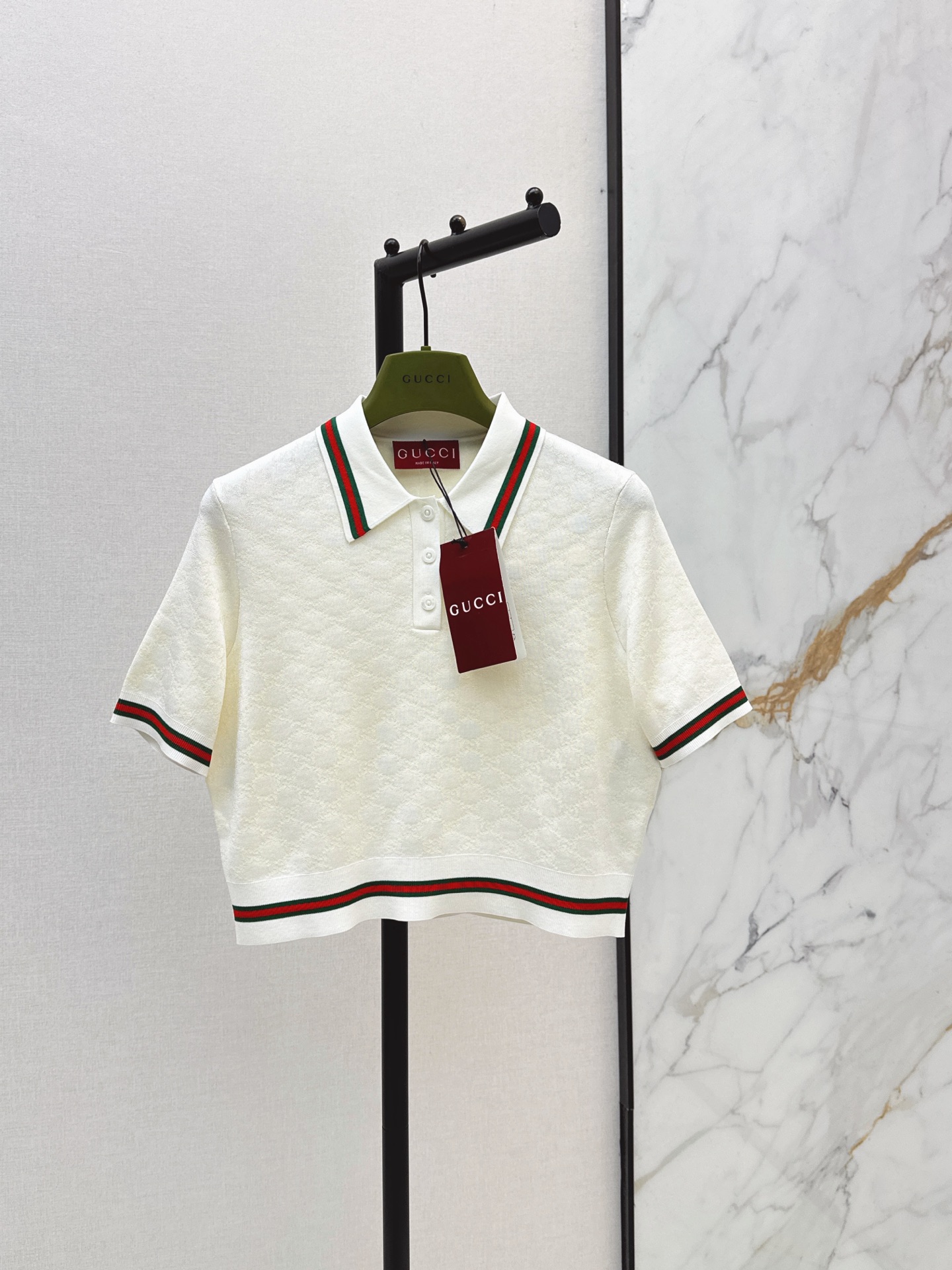 NO:874293,Gu 26Ss————The latest GG jacquard polo sweater for spring and summer. It is made of soft and breathable knitted fabric. It is super comfortable to wear in summer. Classic lapel + red and green webbing. Perfect brand recognition. The GG jacquard dark pattern details on the body are exquisite, low-key and textured. The short waist design optimizes the proportion of the body. It goes well with jeans or skirts. Easily switch between college style or commuting style. One color ready for sale sml,,skirts,jeans,19860909Gu 26Ss————春夏最新款gg提花polo针织衫 采用柔软透气针织面料 夏天穿超舒服 经典翻领+红绿织带 品牌辨识度满分 衣身GG提花暗纹细节精致 低调又有质感 短款收腰设计 优化身材比例 搭配牛仔裤或半身裙都很出彩 轻松切换学院风or通勤风 一色现货发售sml,,skirts,jeans,,Women's clothing