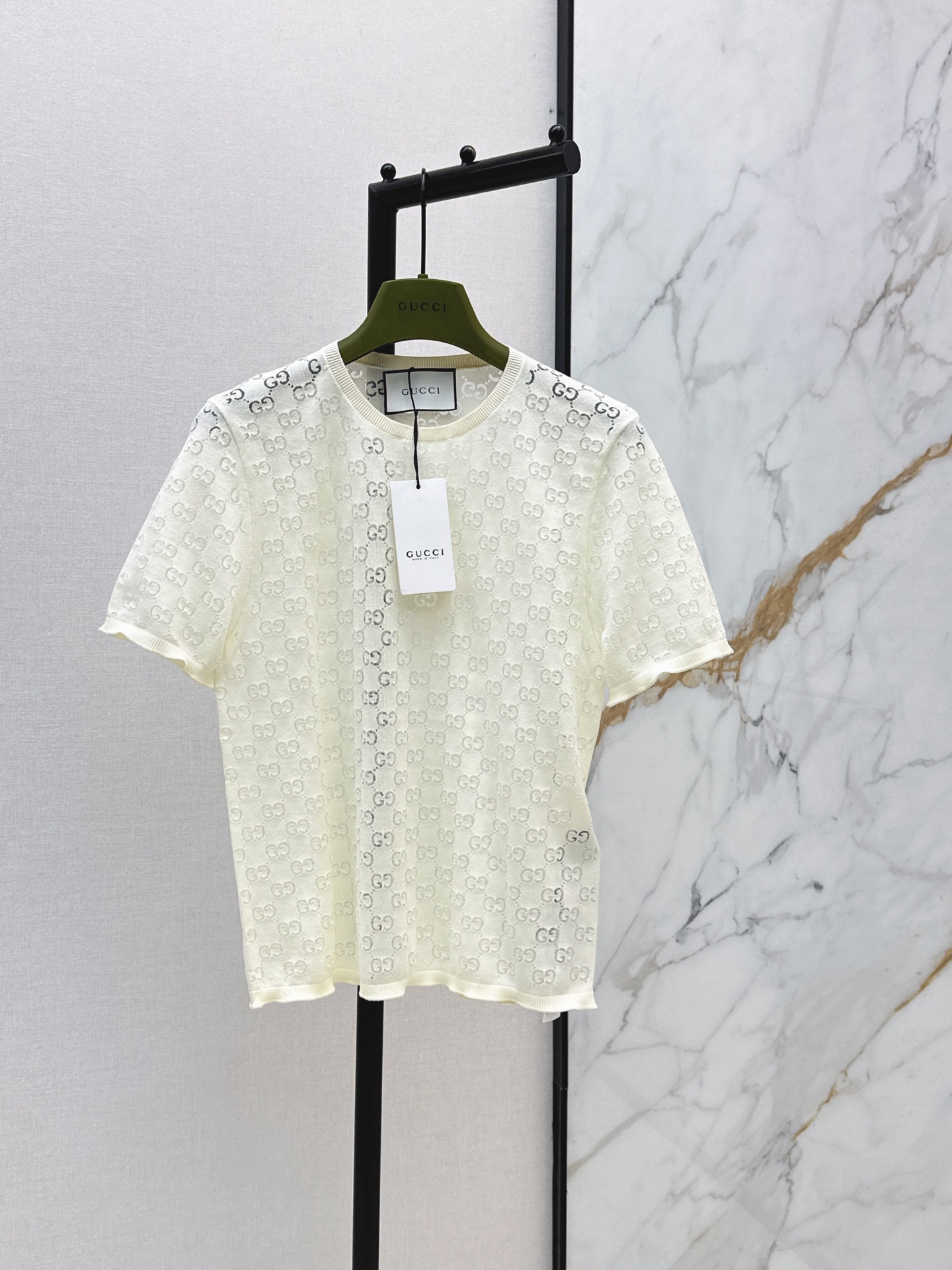 NO:874300,Gu 26Ss————The latest heavyweight GG short-sleeved sweater for spring and summer. The cotton yarn is soft and delicate. Customized Swiss machine 18-needle craftsmanship. Micro-transparent logo. The texture is light and comfortable. The classic version is super slim. Low-key and recognizable. The version is not selective about the upper body, looks slim and versatile. Highly recommended as a must-have item. One color ready for sale sml,, T-shirt,19860909Gu 26Ss————春夏最新款重磅gg工艺短袖针织衫棉纱软糯细腻 定制瑞士机18针工艺 微透logo 质感轻盈舒适 经典版型超显瘦 低调又有辨识度 版型不挑人上身显瘦又百搭 强烈推荐必入单品 一色现货发售sml,,T-shirt,,Women's clothing