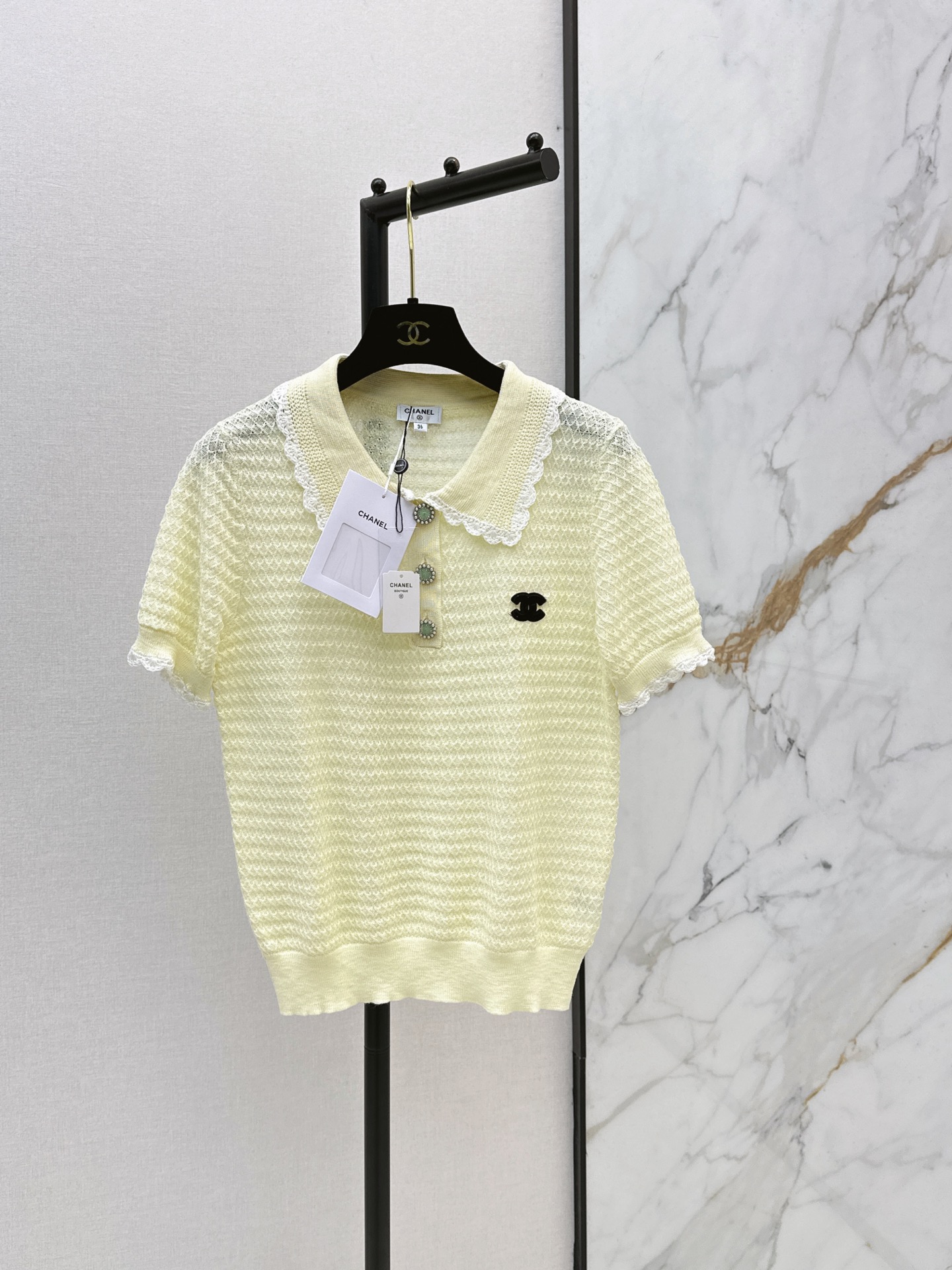 NO:874379,C Home 26Ss————The latest logo-decorated lapel sweater for spring and summer is simple and classic. It is very recognizable. The knitted fabric has good elasticity and is close-fitting and comfortable. It is OK to wear alone or layered in spring and summer. Three colors are available for sale sml,,chanel,19860909C家 26Ss————春夏最新款logo装饰翻领针织衫简约又经典 超有辨识度 针织面料弹性好 贴身舒适 春夏单穿或内搭都很OK 三色现货发售sml,,chanel,,Women's clothing