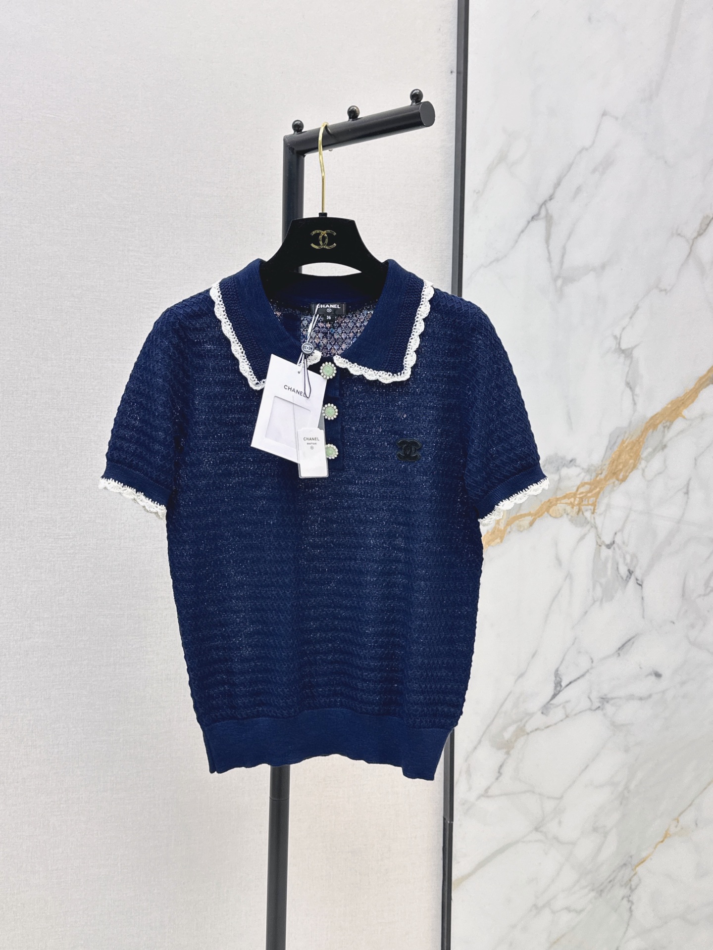 NO:874385,C Home 26Ss————The latest logo-decorated lapel sweater for spring and summer is simple and classic. It is very recognizable. The knitted fabric has good elasticity and is close-fitting and comfortable. It is OK to wear alone or layered in spring and summer. Three colors are available for sale sml,,chanel,19860909C家 26Ss————春夏最新款logo装饰翻领针织衫简约又经典 超有辨识度 针织面料弹性好 贴身舒适 春夏单穿或内搭都很OK 三色现货发售sml,,chanel,,Women's clothing