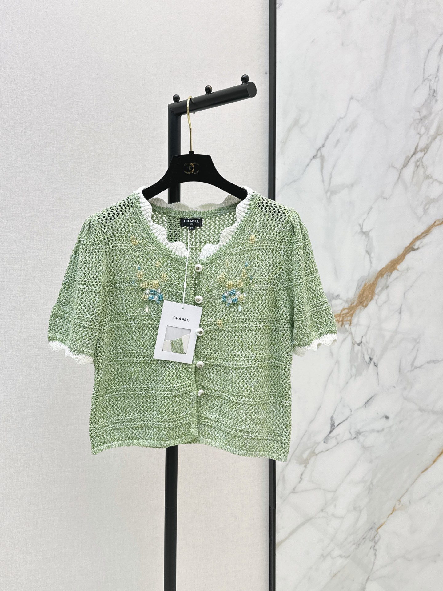 NO:874399,C Home 26Ss————The latest mint green knitted cardigan for spring and summer, hollow texture + wavy lace, full of freshness and gentleness. Soft knitted fabric, breathable and comfortable, perfect for spring and summer. Pearl buttons on the front + embroidered flowers. The details are super exquisite. The short design is beautiful with suspenders or skirts. It can be easily worn on dates, shopping and vacations. Sweet girl style get~~ One color ready for sale sml,, chanel, skirts,19860909C家 26Ss————春夏最新款薄荷绿针织开衫镂空肌理+波浪花边 清新温柔感满分 柔软针织面料 透气舒适春夏穿超合适 正面珍珠纽扣+刺绣花朵 细节超精致 短款设计搭吊带或半裙都很美 约会逛街度假都能轻松驾驭 甜妹风get～～ 一色现货发售sml,,chanel,skirts,,Women's clothing