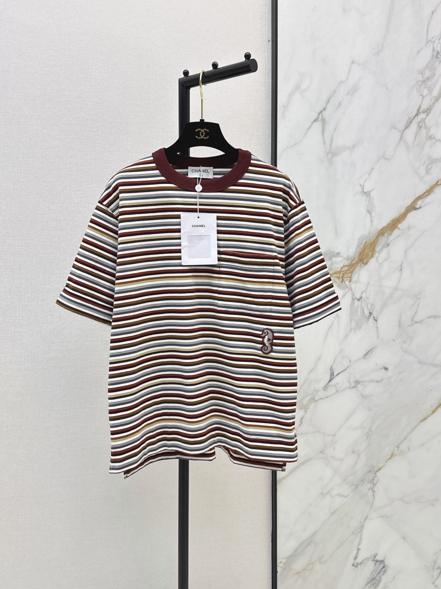 NO:874407,C Home 26Ss————The latest spring and summer seahorse large striped T-shirt. Very soft and comfortable. Large version with dropped shoulders and loose tailoring. Customized seahorse seal. There is a small double C logo seal that is hand-rolled by workers on the ready-made garments. It is very delicate and easy to wear. It is extremely comfortable. Two colors are available in stock, sml, chanel, tees, t-shirt,19860909C家 26Ss————春夏最新款海马大版条纹T恤 很柔软舒适 落肩大版型宽松剪裁 定制的海马小章仔 有一个小小的双C logo 章仔是工人纯手工手摇到成衣上的 非常精致 很好穿搭 舒适感极强 两色现货发售sml,,chanel,tees，t-shirt,,Women's clothing