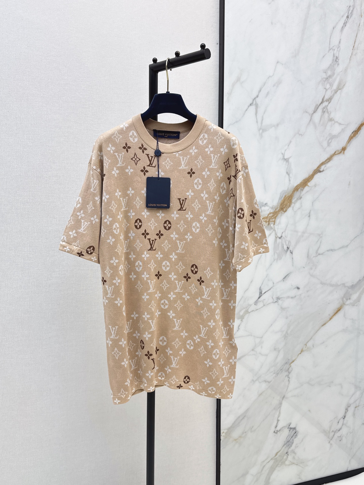 NO:874346,L Family 26Ss————The latest loose short-sleeved logo in early spring. Same style for men and women. The loose fit is wrapped in a loose texture. The soft and waxy fabric is both comfortable and high-end. Wearing it alone is a energetic and trendy girl. Pair it with denim trousers to make it more casual and lazy. The same color is available for sale sml, louis vuitton, T-shirt,19860909L家 26Ss————早春最新款logo宽松短袖 男女同款 宽松版型裹满松弛质感 软糯面料兼顾舒适与高级 单穿是元气潮妹 搭牛仔长裤更显随性慵懒 一色现货发售sml,,louis vuitton,T-shirt,,Women's clothing
