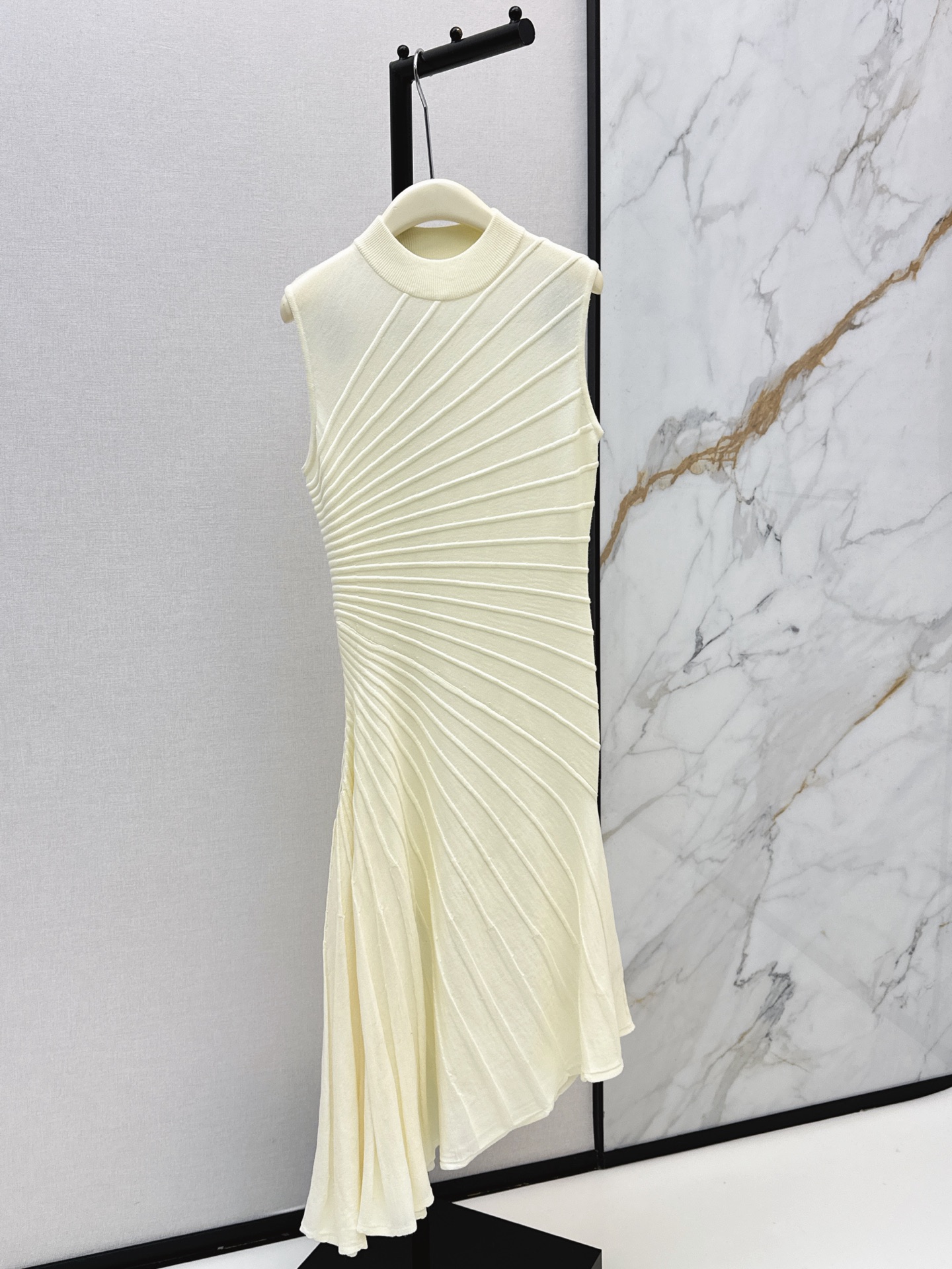 NO:874360,Popular item recommendation: Ala 26Ss - the latest sculptural knitted dress for spring and summer is made of virgin wool yarn. It is soft against the skin and breathable. The diagonal ray structure design directly enshrines the gods. The natural drape and pleats are like folding the sunlight into the skirt. The waist cut outlines the curve. The irregular skirt lengthens the proportion of the legs. It is elegant and slim. It has a cool and high-end feel. It can be easily used in commuting, dating and formal occasions. Three colors are available for sale sml,,skirts,19860909爆单款推荐 Ala 26Ss———春夏最新款雕塑感针织连衣裙采用初剪羊毛纱线 柔软贴肤又透气 斜射线结构设计直接封神 自然垂坠压褶像把阳光折进裙摆 收腰剪裁勾勒曲线 不规则裙摆拉长腿部比例 优雅又显瘦 自带清冷高级感通勤约会正式场合都能轻松驾驭 三色现货发售sml,,skirts,,Women's clothing