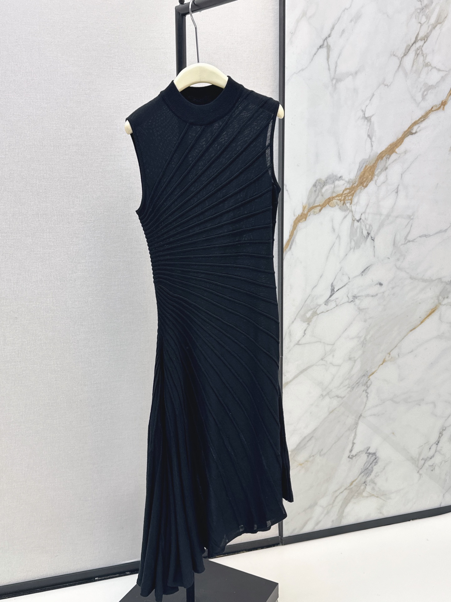 NO:874367,Popular item recommendation: Ala 26Ss - the latest sculptural knitted dress for spring and summer is made of virgin wool yarn. It is soft against the skin and breathable. The diagonal ray structure design directly enshrines the gods. The natural drape and pleats are like folding the sunlight into the skirt. The waist cut outlines the curve. The irregular skirt lengthens the proportion of the legs. It is elegant and slim. It has a cool and high-end feel. It can be easily used in commuting, dating and formal occasions. Three colors are available for sale sml,,skirts,19860909爆单款推荐 Ala 26Ss———春夏最新款雕塑感针织连衣裙采用初剪羊毛纱线 柔软贴肤又透气 斜射线结构设计直接封神 自然垂坠压褶像把阳光折进裙摆 收腰剪裁勾勒曲线 不规则裙摆拉长腿部比例 优雅又显瘦 自带清冷高级感通勤约会正式场合都能轻松驾驭 三色现货发售sml,,skirts,,Women's clothing
