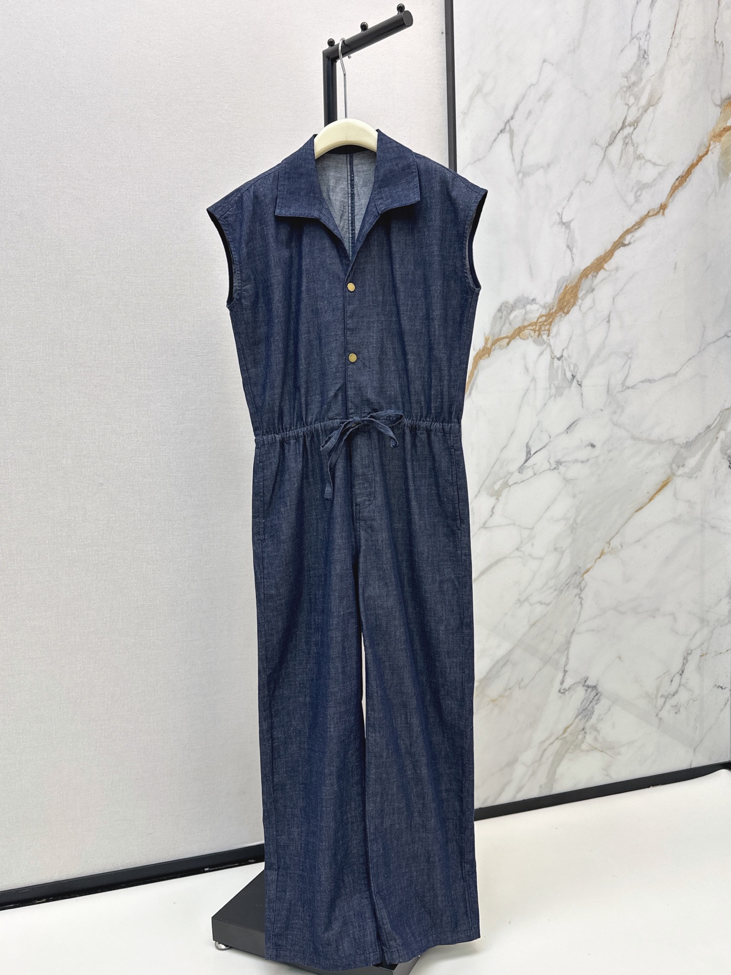 NO:874374,Fashionable outfit 26Ss————The latest minimalist style lapel jumpsuit for spring and summer. Super fashionable and good news for lazy people. The cut is great. The lower body is straight-leg pants. The fabric is light and thin but can maintain the shape well. The belt tightens the waist and divides the three-to-seven ratio. The upper body is 1.8 meters long and the legs are tall. It is available in one color. sml,,19860909时髦一件穿搭 26Ss————春夏最新款极简风翻领连体裤 超级洋气 懒人福音 版型剪裁很棒 下半身是直筒裤型 面料轻薄但能很好保持版型 腰带收腰并且分割了三七比例 上身就是一米八长腿身材 巨显高 一色现货发售sml,,,Women's clothing