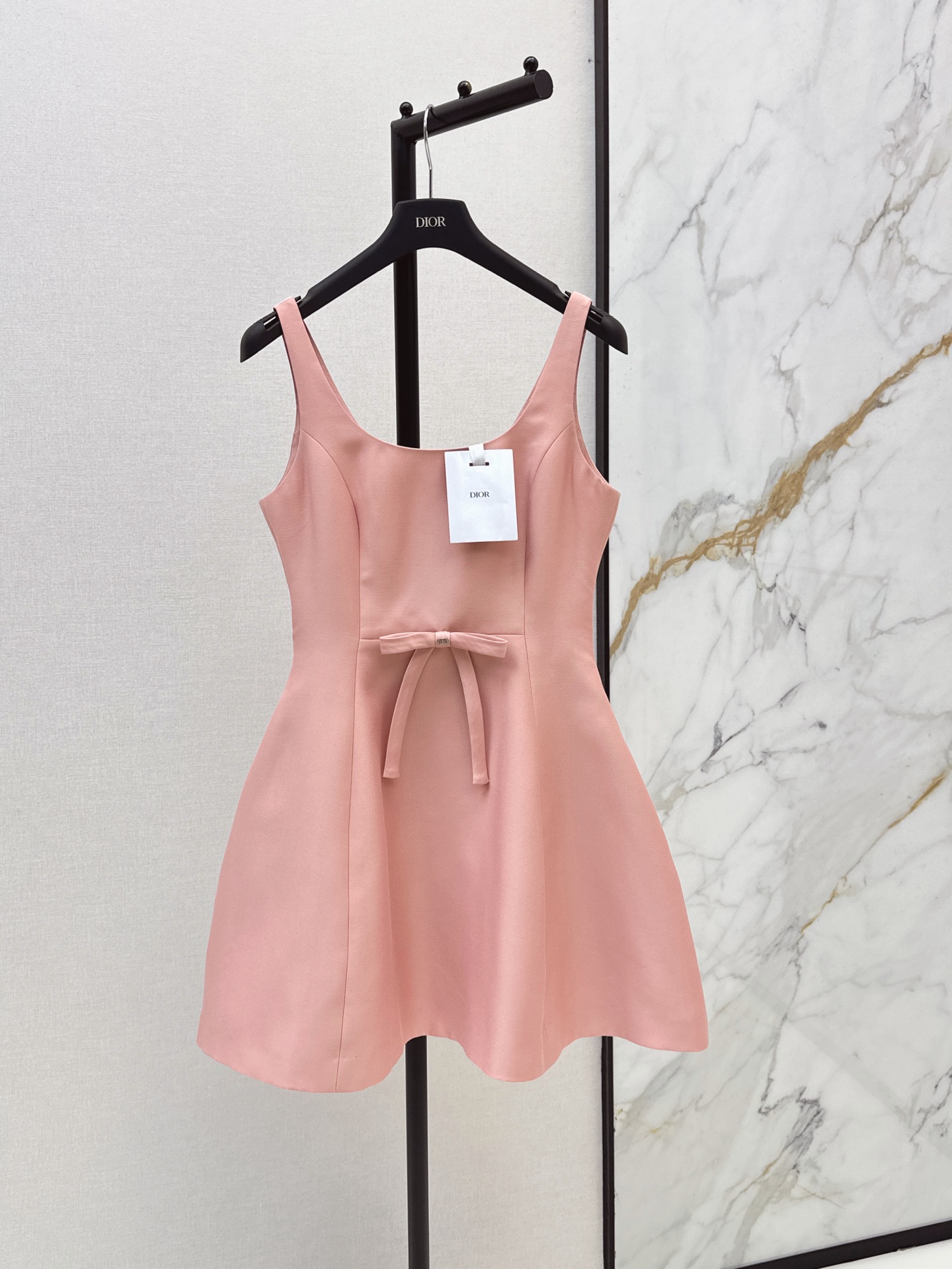 NO:874380,CD 26Ss————The latest spring and summer bow stitching suspender dress, the U-shaped neckline design is simple and elegant. The small bow pendant decoration is the finishing touch. The waist design accurately optimizes the body proportions. French elegance and mature temperament. It is very suitable for daily commuting, dating or light formal occasions. Two colors are available for sale sml,,skirts,19860909CD 26Ss————春夏最新款蝴蝶结拼接吊带连衣裙U型领口设计简约大方 蝴蝶结小吊坠装饰是点睛之笔 版型收腰设计精准优化身材比例 法式优雅轻熟气质 很适合日常通勤约会或轻正式场合穿着 两色现货发售sml,,skirts,,Women's clothing
