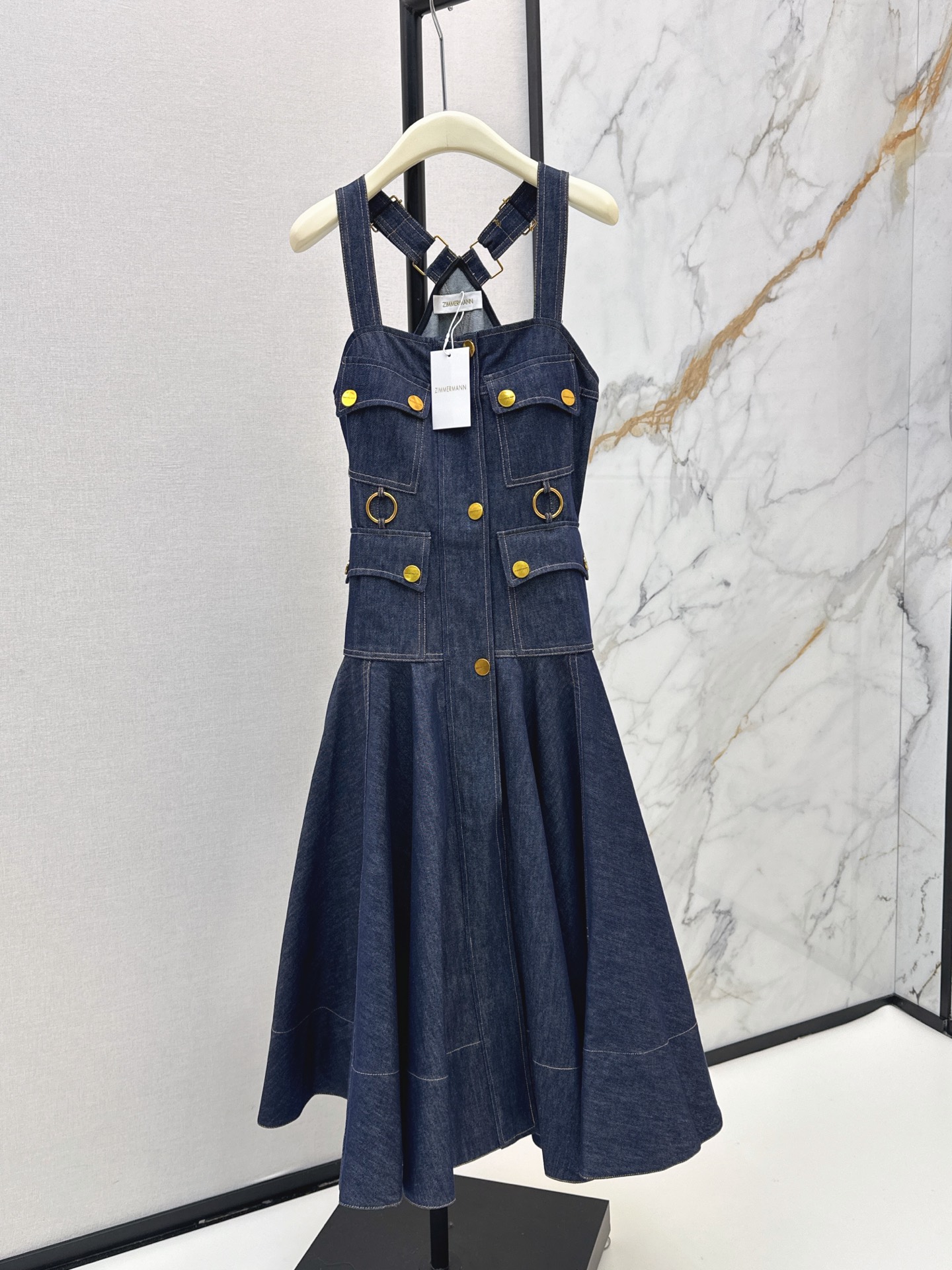NO:874386,Zim 26Ss - the latest spring and summer retro workwear-style suspender denim dress with wide square neck and wide shoulder straps to make you look slimmer. The long A-line fishtail umbrella skirt with large hem has a smart and elegant design. The back is equipped with adjustable cross shoulder straps to slim down the waist. The whole body is decorated with topstitch stitching to embellish the straps and buckles. It is full of details. The original dark blue denim fabric is stiff and stylish and not easy to collapse. It has a full vacation atmosphere and is super photogenic.  One color ready for sale sml,,skirts,19860909Zim 26Ss————春夏最新款复古工装风吊带牛仔大摆连衣裙 方领宽肩带更显瘦 大伞摆长款A字鱼尾伞裙设计灵动飘逸 后背配可调节式交叉肩带收腰显瘦 整体饰以明缝线迹点缀袢带和扣环 细节感满满 原色深蓝牛仔面料挺括有型不易软塌 度假氛围感拉满 拍照超级出片 一色现货发售sml,,skirts,,Women's clothing
