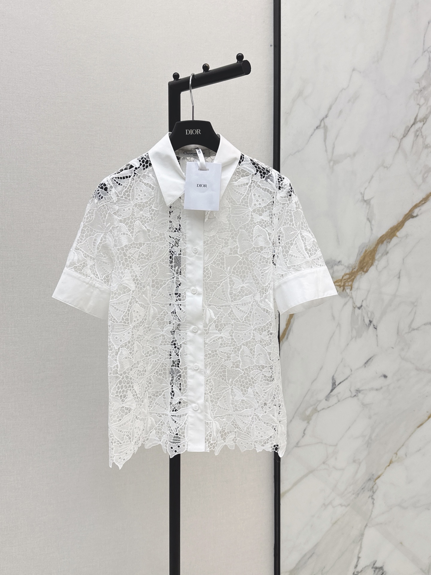 NO:875622,CD 26Ss - the latest white butterfly lace shirt for spring and summer. It is made of exquisite hollow lace fabric. The pattern is delicate and breathable. Lapel + short sleeve design. Elegant and practical. It is great to wear alone or layered. The lace texture is full. Pair it with a high-waisted skirt or linen trousers. You can easily get Korean style and French style. It can be worn for commuting, vacation and dating. It is low-key and noble and versatile. One color is available for sale smlxl,, skirts, shirts, T-shirt,19860909CD 26Ss———春夏最新款白色蝴蝶蕾丝衬衫 采用精致镂空蕾丝面料 花纹细腻透气 翻领+短袖设计 优雅又实用 单穿或叠穿都很出彩 蕾丝肌理感满满 搭配高腰裙或亚麻裤 轻松get韩系 法式风格 通勤 度假 约会都能穿 低调贵气又百搭 一色现货发售smlxl,,skirts,shirts,T-shirt,,Women's clothing
