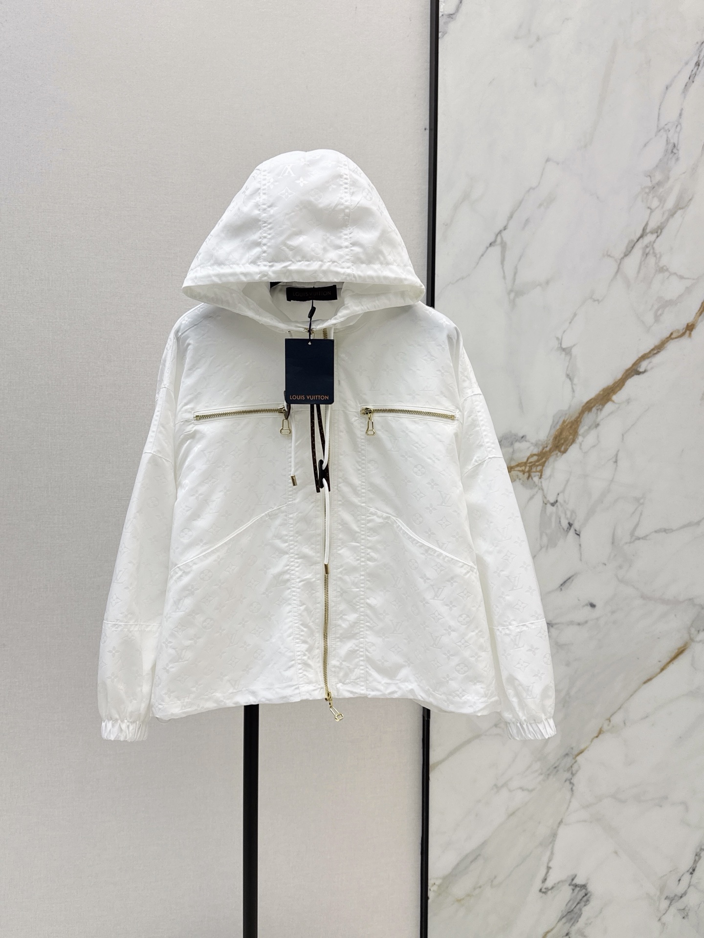 NO:875635,L Family 26Ss————The latest white jacquard hooded jacket for spring and summer. Lightweight fabric + exquisite dark pattern. Simple and detailed. Hooded design. Double zipper opening and closing. The hood and hem are neatly closed with drawstrings. The loose version is not flattering. It goes well with jeans or casual pants. It can be easily held for daily commuting, light outdoor and outing. One color ready for sale smlxl,, louis vuitton, jeans, jackets & coats, hats,19860909L家 26Ss————春夏最新款白色提花连帽外套 轻薄面料+精致暗纹 简约又有细节感 连帽设计 双拉链开合 帽子跟下摆做了抽绳利落收型 宽松版型不挑身材 搭配牛仔裤or休闲裤都很OK 日常通勤 轻户外 出游都能轻松hold住 一色现货发售smlxl,,louis vuitton,jeans,jackets & coats,hats,,Women's clothing