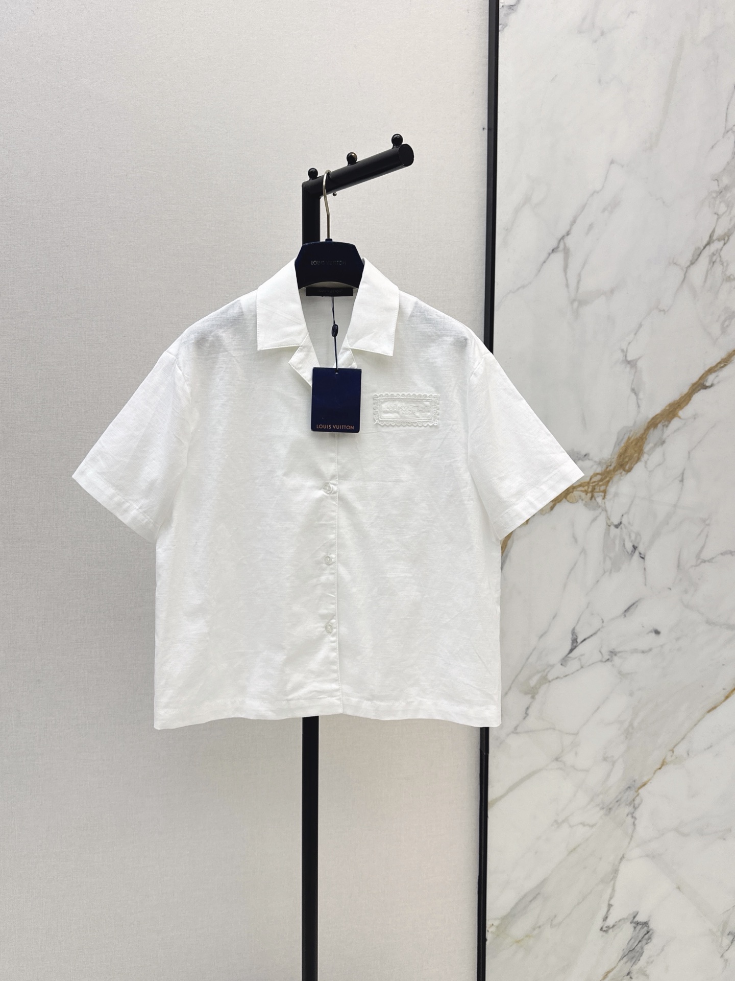 NO:875642,L's 26Ss - the latest white linen short-sleeved shirt for spring and summer. It is made of pure linen fabric and is breathable. It has a Cuban collar design. The single-breasted placket is clean and neat. Lace embroidery logo on the chest. Simple details. The loose version is not body-selective. It can be easily controlled for commuting, leisure and outdoor. It is more and more soft. Paired with jeans or shorts, it is easy to get a lazy and high-end feeling. One color ready for sale smlxl,, louis  vuitton,shorts,jeans,shirts,T-shirt,19860909L家 26Ss———春夏最新款白色亚麻短袖衬衫 采用纯亚麻面料 透气感十足 古巴领设计 单排扣门襟干净利落 胸口蕾丝刺绣标 简约细节 宽松版型不挑身材 通勤 休闲 户外都能轻松驾驭 越穿越柔软 搭配牛仔裤或短裤 轻松get慵懒高级感 一色现货发售smlxl,,louis vuitton,shorts,jeans,shirts,T-shirt,,Women's clothing