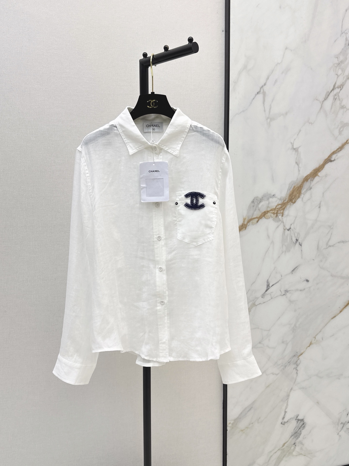 NO:875649,C home 26Ss————The latest spring and summer embroidered long-sleeved shirt. Made of linen fabric. Light and breathable. The double C embroidery on the chest is very recognizable. Simple and exquisite. Loose fit + long-sleeved lapel. Easy to manage for commuting and leisure. It is great to wear alone or layered. The color is versatile. Pair it with jeans or skirts. Easily get the French lazy style. Two colors are available for sale now. sml,,chanel,skirts,jeans,shirts,19860909C家 26Ss————春夏最新款刺绣长袖衬衫 采用亚麻面料 轻薄透气 胸前双C刺绣超有辨识度 简约又精致 宽松版型+长袖翻领 通勤休闲都能轻松驾驭 单穿或叠搭都很出彩 颜色百搭 配牛仔裤或半裙 轻松get法式慵懒风 两色现货发售sml,,chanel,skirts,jeans,shirts,,Women's clothing