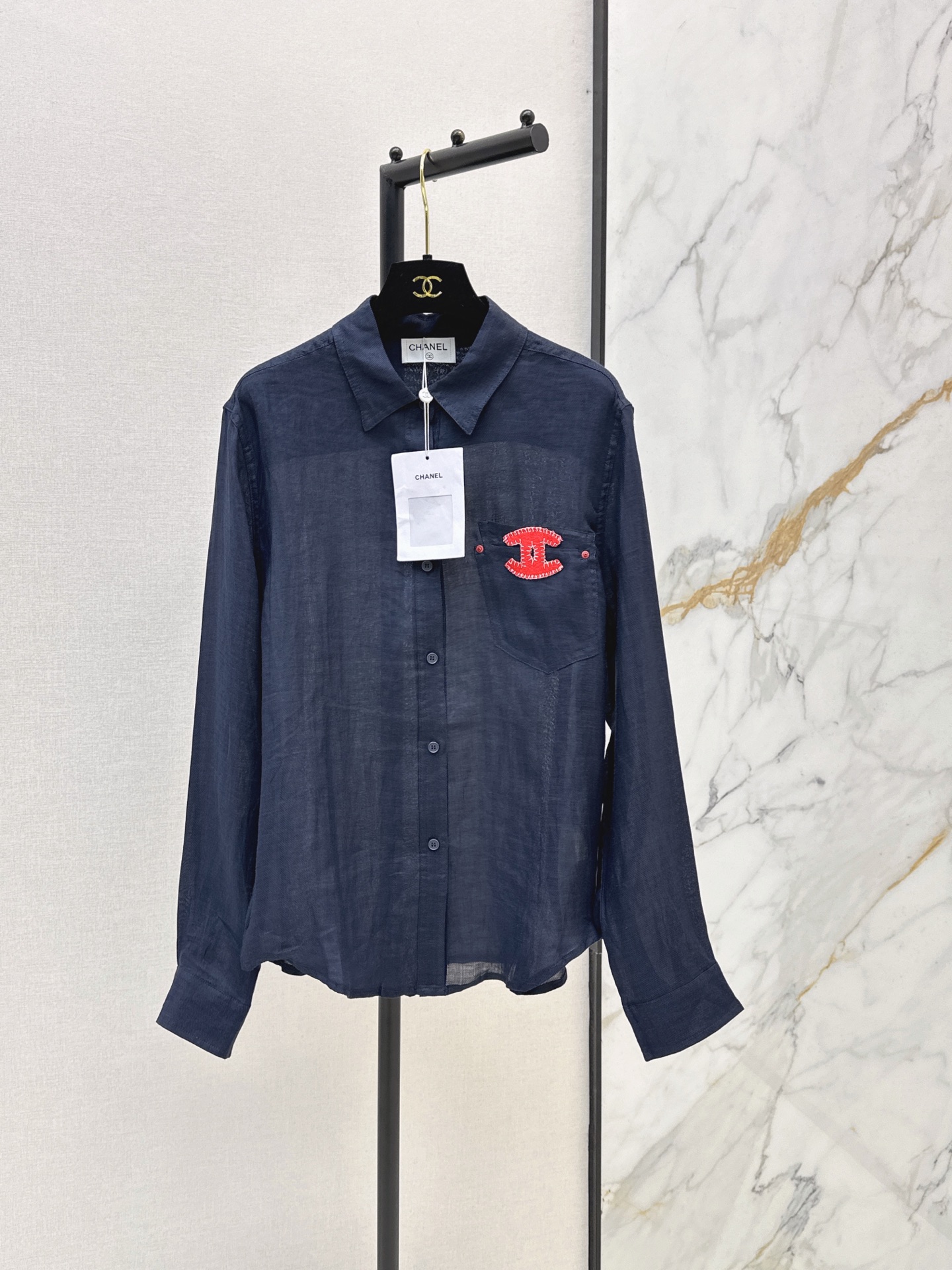 NO:875656,C home 26Ss————The latest spring and summer embroidered long-sleeved shirt. Made of linen fabric. Light and breathable. The double C embroidery on the chest is very recognizable. Simple and exquisite. Loose fit + long-sleeved lapel. Easy to manage for commuting and leisure. It is great to wear alone or layered. The color is versatile. Pair it with jeans or skirts. Easily get the French lazy style. Two colors are available for sale now. sml,,chanel,skirts,jeans,shirts,19860909C家 26Ss————春夏最新款刺绣长袖衬衫 采用亚麻面料 轻薄透气 胸前双C刺绣超有辨识度 简约又精致 宽松版型+长袖翻领 通勤休闲都能轻松驾驭 单穿或叠搭都很出彩 颜色百搭 配牛仔裤或半裙 轻松get法式慵懒风 两色现货发售sml,,chanel,skirts,jeans,shirts,,Women's clothing
