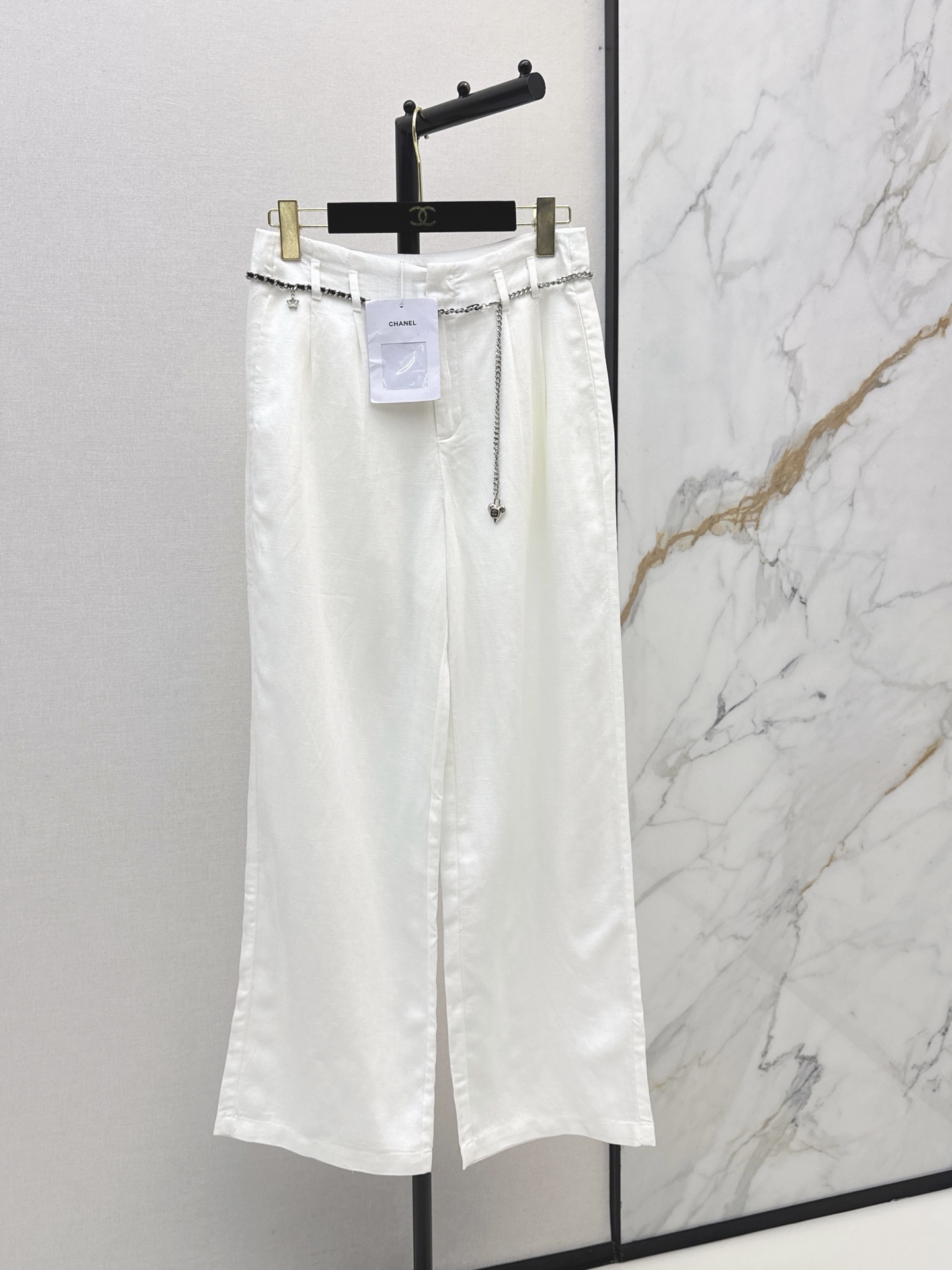 NO:875665,C Home 26Ss - the latest spring and summer straight pants with chain decoration. The leather chain belt at the waist is the finishing touch. Paired with double C rhinestone tags and love pendants, it has a sense of luxury. It can make the basic style more layered without additional accessories. It can also adjust the elasticity to suit different waistlines. The linen blended fabric upper body is skin-friendly and cool. It has ventilation holes. It is not stuffy at all in summer. High-waist pleated wide-leg version. Two colors are available for sale now sml,,chanel,19860909C家 26Ss————春夏最新款腰链装饰直筒裤 腰头的皮穿链腰带是点睛之笔 搭配双C水钻吊牌与爱心吊坠 自带高级感 不用额外搭配配饰也能让基础款更有层次 还能调节松紧适配不同腰围 亚麻混纺面料上身亲肤凉爽 自带透气孔 夏天穿完全不闷热 高腰压褶阔腿版型 两色现货发售sml,,chanel,,Women's clothing