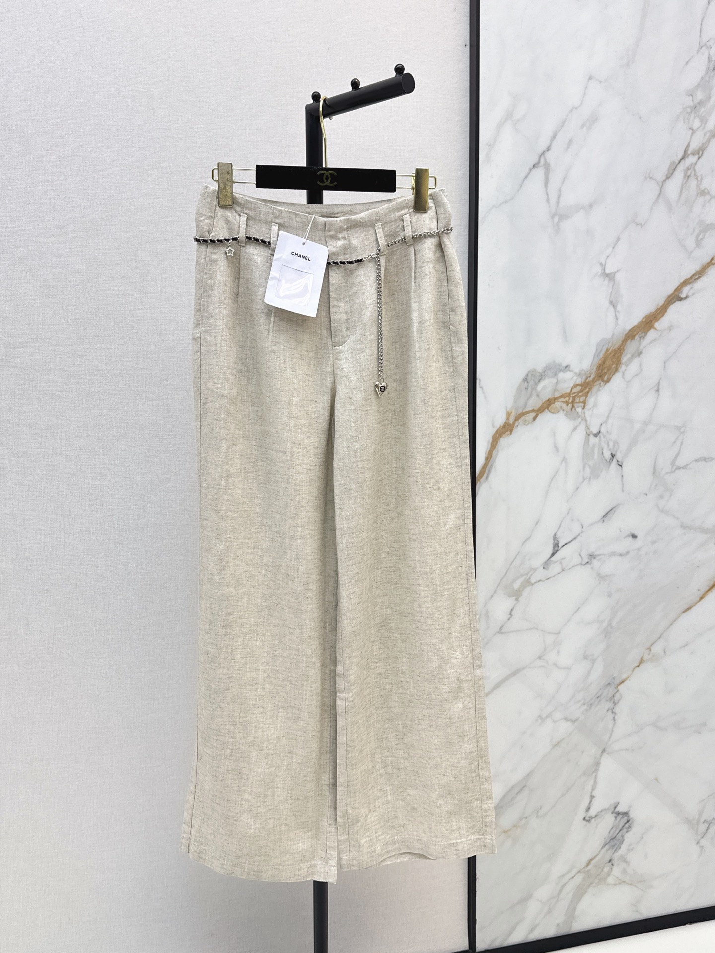 NO:875671,C Home 26Ss - the latest spring and summer straight pants with chain decoration. The leather chain belt at the waist is the finishing touch. Paired with double C rhinestone tags and love pendants, it has a sense of luxury. It can make the basic style more layered without additional accessories. It can also adjust the elasticity to suit different waistlines. The linen blended fabric upper body is skin-friendly and cool. It has ventilation holes. It is not stuffy at all in summer. High-waist pleated wide-leg version. Two colors are available for sale now sml,,chanel,19860909C家 26Ss————春夏最新款腰链装饰直筒裤 腰头的皮穿链腰带是点睛之笔 搭配双C水钻吊牌与爱心吊坠 自带高级感 不用额外搭配配饰也能让基础款更有层次 还能调节松紧适配不同腰围 亚麻混纺面料上身亲肤凉爽 自带透气孔 夏天穿完全不闷热 高腰压褶阔腿版型 两色现货发售sml,,chanel,,Women's clothing