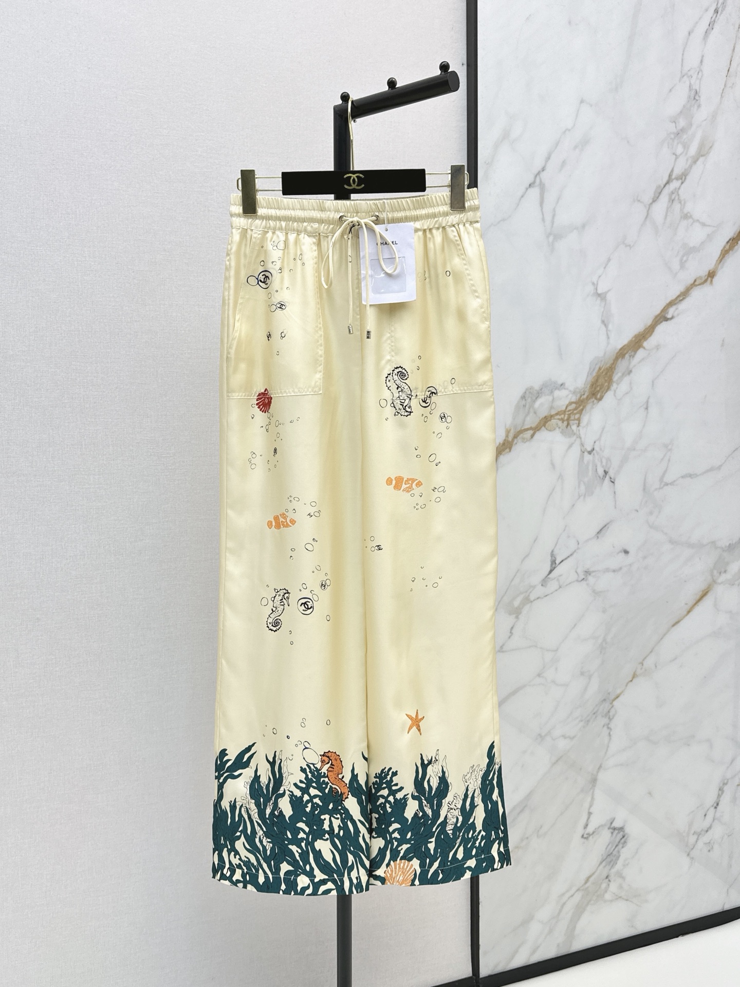 NO:875678,C Home 26Ss————The latest spring and summer Coco girl beach series graffiti letter printed silk straight pants, 100% silk twill fabric, silky and comfortable, positioning printing, high-end sense, elastic waist, straight upper body, slimming, must-have artifact for white and rich beauty, classic version, versatile, not picky, fashionable and high-end, one color ready for sale smlxl,,chanel,real silk,19860909C家 26Ss————春夏最新款Coco女孩beach沙滩系列涂鸦字母印花真丝直筒裤百分百真丝斜纹绸面料丝滑舒适 定位印花高级感拉满 松紧腰直筒上身巨显瘦 白富美必备神器 经典版型百搭不挑人时髦又高级 一色现货发售smlxl,,chanel,real silk,,Women's clothing
