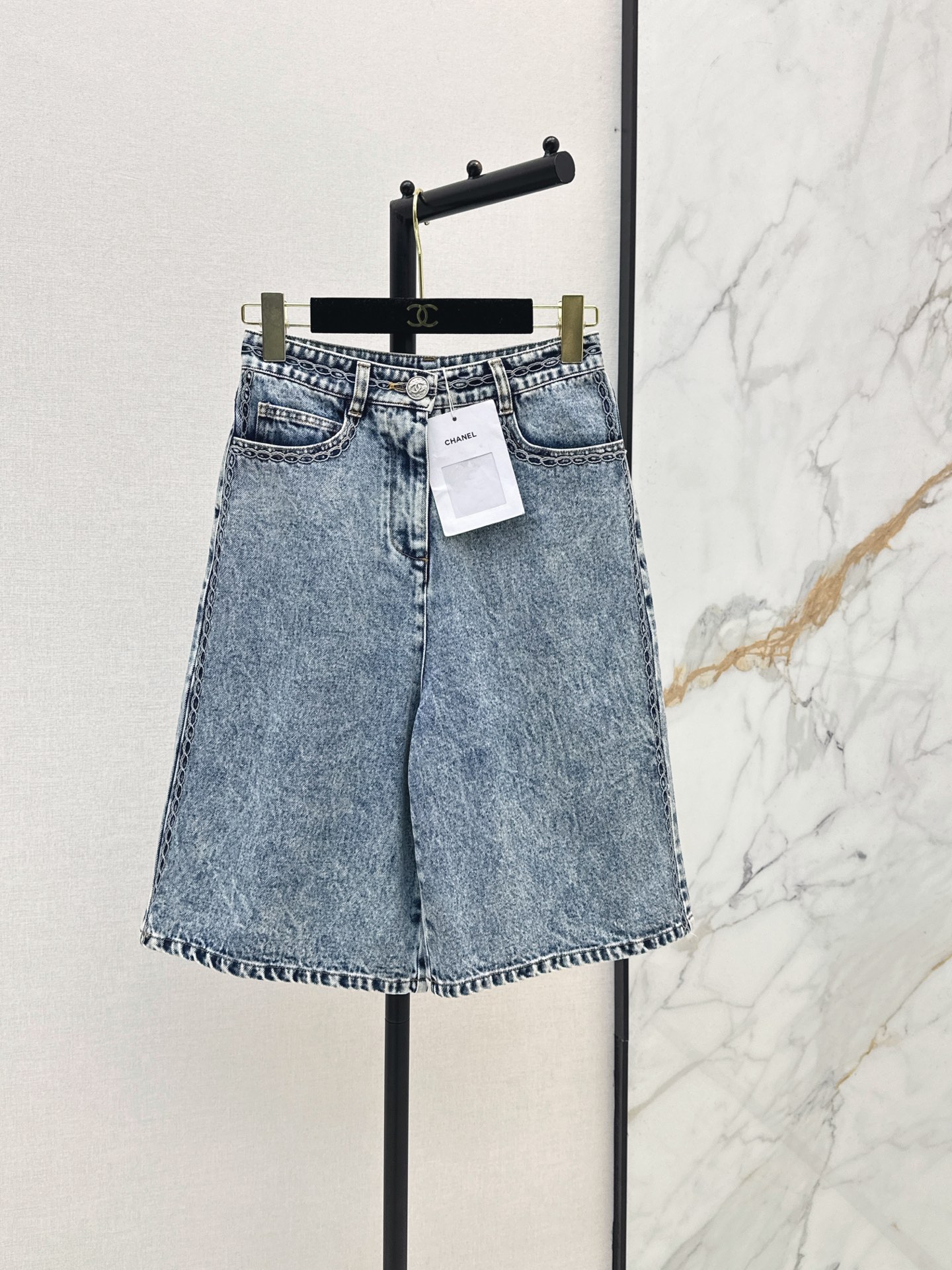 NO:875685,Coco Girl Outfit C Home 26Ss——Latest piping cable embroidery jeans for spring and summer Heavy three-dimensional embroidery thread piping embroidery decoration is not ordinary machine embroidery Loose straight pants super stacking artifact Customized enzyme washed denim fabric A must-have item for Bai Fumei Classic version of the upper body is slimming High weave organic cotton denim nostalgic retro wash fashionable and advanced tone Two colors available for sale sml,,chanel,jeans,19860909coco女孩穿搭 C家 26Ss————春夏最新款滚边绞花刺绣牛仔裤 重工立体绣线滚边刺绣装饰不是普通机绣 宽松直筒裤型超级叠搭神器 定制酵素洗水牛仔面料 白富美必入单品 经典版型上身巨显瘦 高织数有机纯棉牛仔怀旧复古洗水时髦又高级的调调 两色现货发售sml,,chanel,jeans,,Women's clothing