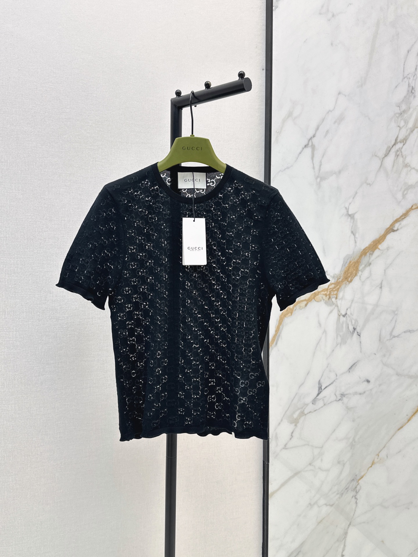 NO:875692,Gu 26Ss————The latest heavyweight GG short-sleeved sweater in spring and summer. The cotton yarn is soft and waxy. Customized Swiss machine 18-needle craftsmanship. Micro-transparent logo. The texture is light and comfortable. The classic version is super slim. Low-key and recognizable. The version is not selective about the upper body, looks slim and versatile. Highly recommended as a must-have item. Two colors available for sale sml,, T-shirt,19860909Gu 26Ss————春夏最新款重磅gg工艺短袖针织衫棉纱软糯细腻 定制瑞士机18针工艺 微透logo 质感轻盈舒适 经典版型超显瘦 低调又有辨识度 版型不挑人上身显瘦又百搭 强烈推荐必入单品 两色现货发售sml,,T-shirt,,Women's clothing