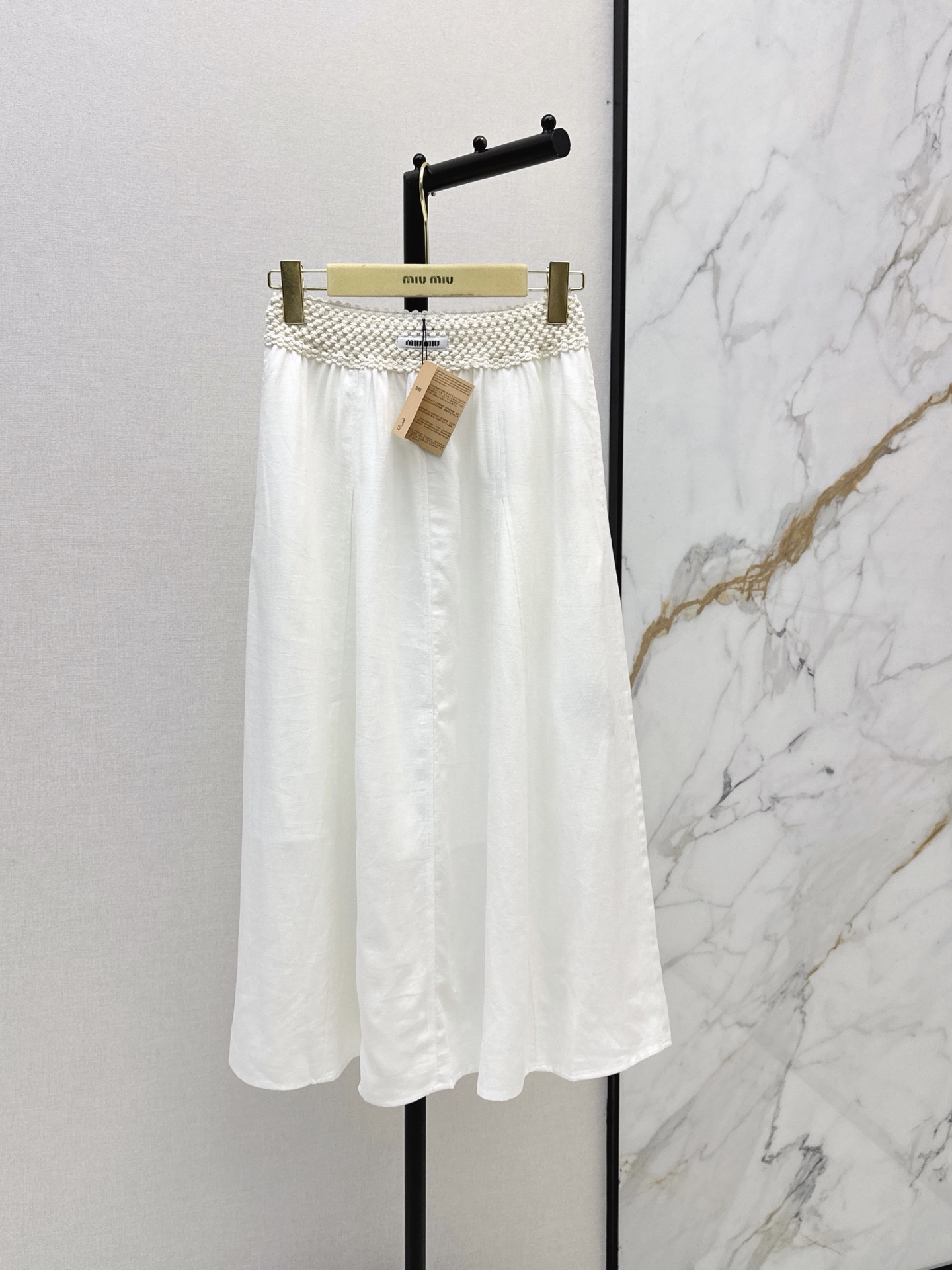 NO:875699,Miu 26Ss————The latest spliced ​​waist skirt for spring and summer. It is made of Tencel cotton blended fabric. The hand-knitted waist is also very textured. The details are exquisite. The skirt hangs naturally. It modifies the leg shape and covers the crotch. It is very gentle and Korean style when worn with a T-shirt or shirt. It can be easily controlled for commuting, vacation and daily life. Two colors are available in stock, sml,, miumiu, skirts, shirts, tees, t-shirt,19860909Miu 26Ss————春夏最新款拼接腰头半裙 采用天丝棉质混纺面料 手工编织腰头也太有质感了 细节处尽显精致 裙摆自然垂坠 修饰腿型又遮胯 随便配T恤或衬衫都很温柔韩系 通勤 度假 日常都能轻松驾驭 两色现货发售sml,,miumiu,skirts,shirts,tees，t-shirt,,Women's clothing
