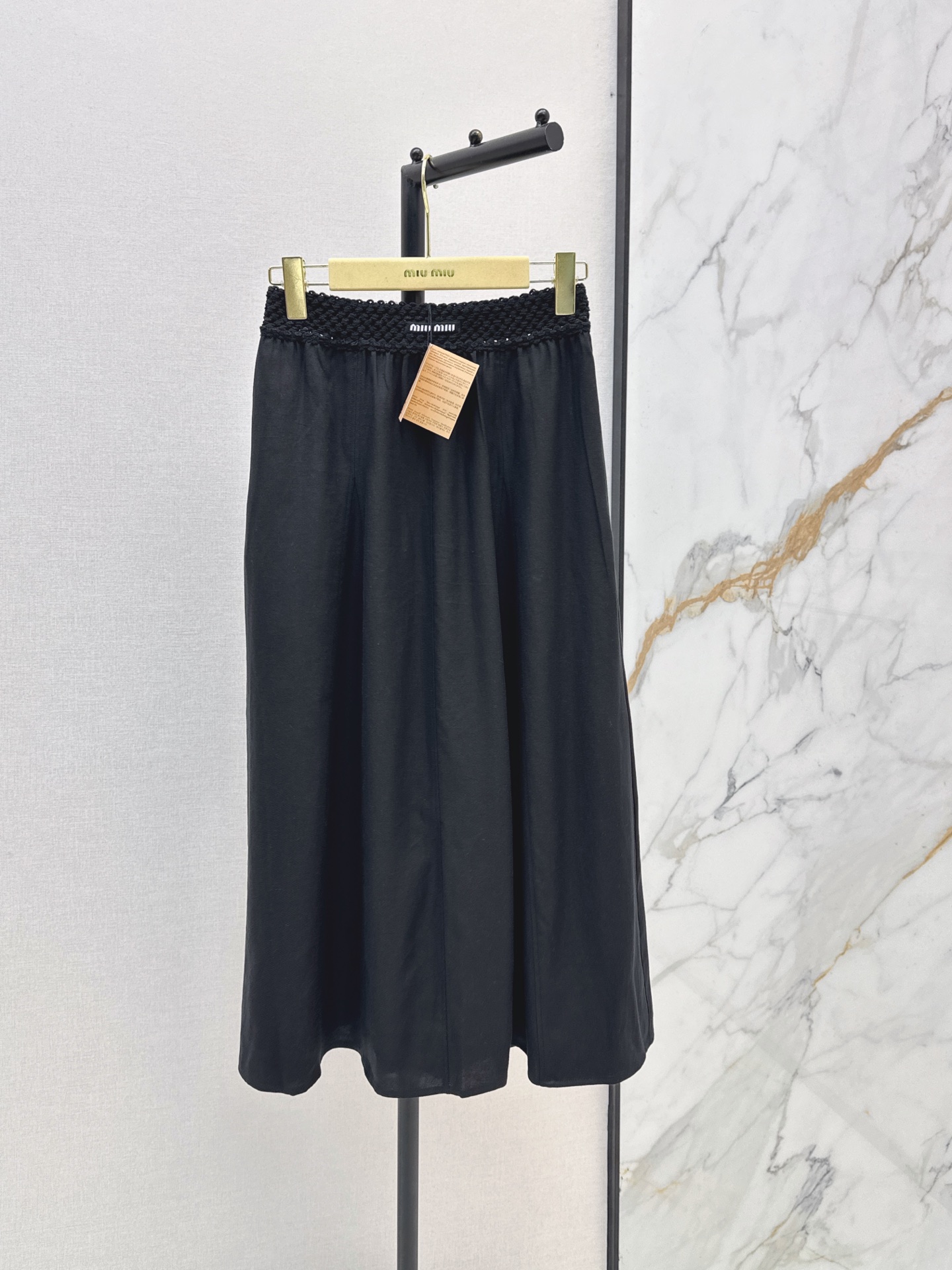 NO:875707,Miu 26Ss————The latest spliced ​​waist skirt for spring and summer. It is made of Tencel cotton blended fabric. The hand-knitted waist is also very textured. The details are exquisite. The skirt hangs naturally. It modifies the leg shape and covers the crotch. It is very gentle and Korean style when worn with a T-shirt or shirt. It can be easily controlled for commuting, vacation and daily life. Two colors are available in stock, sml,, miumiu, skirts, shirts, tees, t-shirt,19860909Miu 26Ss————春夏最新款拼接腰头半裙 采用天丝棉质混纺面料 手工编织腰头也太有质感了 细节处尽显精致 裙摆自然垂坠 修饰腿型又遮胯 随便配T恤或衬衫都很温柔韩系 通勤 度假 日常都能轻松驾驭 两色现货发售sml,,miumiu,skirts,shirts,tees，t-shirt,,Women's clothing