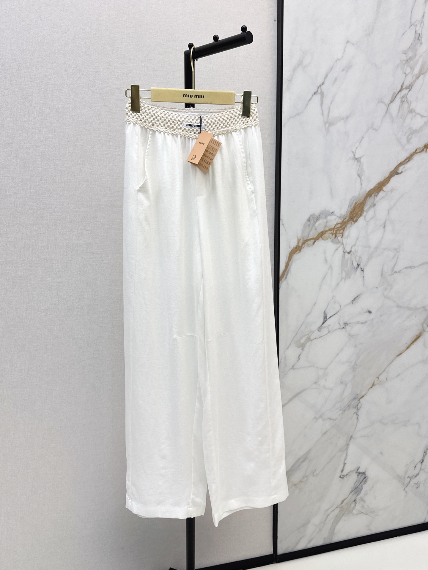 NO:875715,Miu 26Ss————The latest spliced ​​waist wide-leg pants for spring and summer. Made of Tencel cotton blended fabric. The hand-knitted waistband is also very textured. The details are exquisite. The loose straight version has good drape. It covers the hips and legs. It can be worn for commuting, leisure and vacation. It looks great with T-shirts or shirts. Two colors are available in stock, sml,, miumiu, shirts, tees, t-shirt,19860909Miu 26Ss————春夏最新款拼接腰头阔腿裤 采用天丝棉质混纺面料 手工编织腰头也太有质感了 细节处尽显精致 宽松直筒版型 垂感好 遮胯遮腿 通勤 休闲 度假都能穿 搭T恤或衬衫都很出片 两色现货发售sml,,miumiu,shirts,tees，t-shirt,,Women's clothing