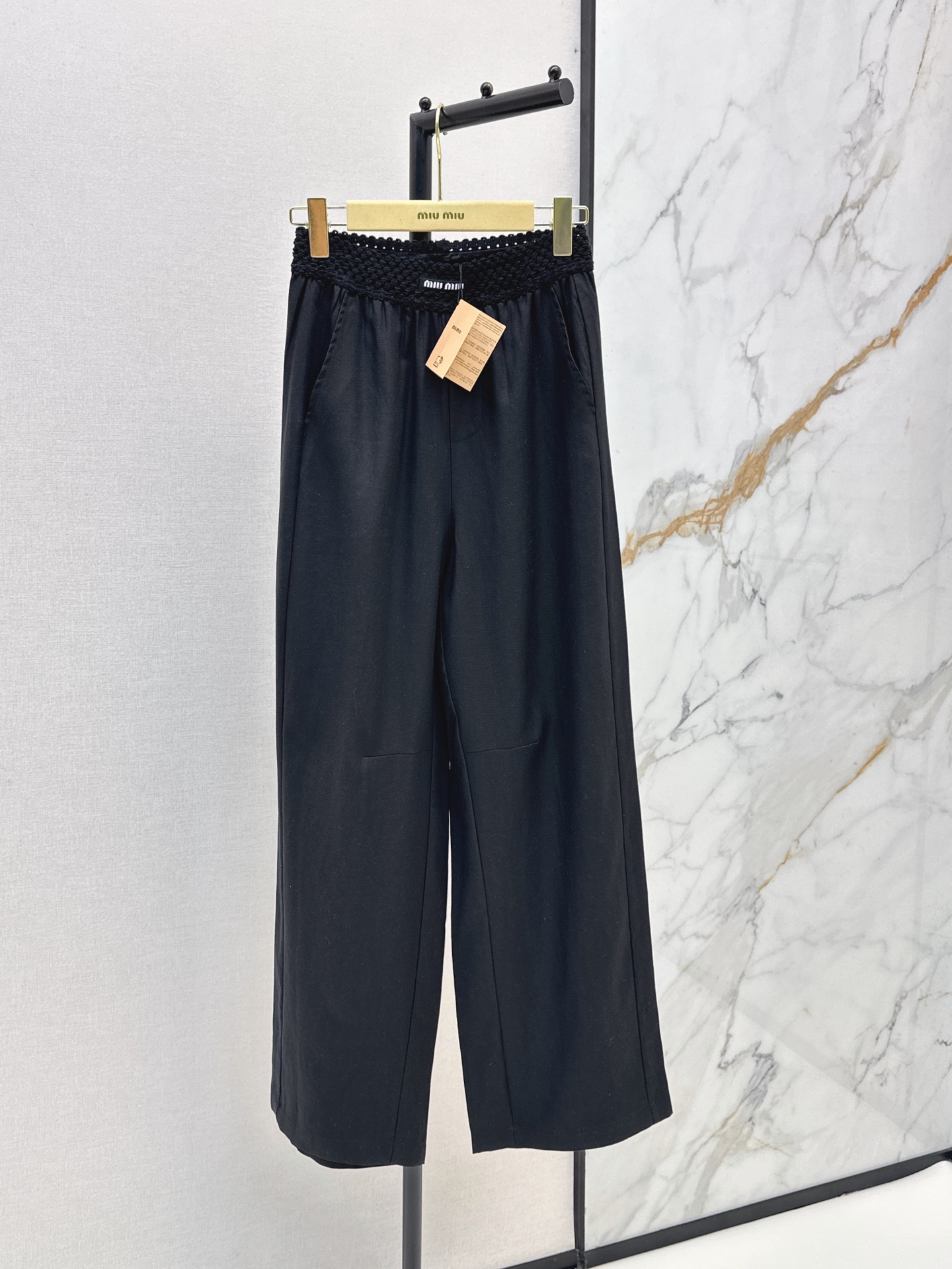 NO:875723,Miu 26Ss————The latest spliced ​​waist wide-leg pants for spring and summer. Made of Tencel cotton blended fabric. The hand-knitted waistband is also very textured. The details are exquisite. The loose straight version has good drape. It covers the hips and legs. It can be worn for commuting, leisure and vacation. It looks great with T-shirts or shirts. Two colors are available now. sml l,, miumiu, shirts, tees, t-shirt,19860909Miu 26Ss————春夏最新款拼接腰头阔腿裤 采用天丝棉质混纺面料 手工编织腰头也太有质感了 细节处尽显精致 宽松直筒版型 垂感好 遮胯遮腿 通勤 休闲 度假都能穿 搭T恤或衬衫都很出片 两色现货发售sml l,,miumiu,shirts,tees，t-shirt,,Women's clothing