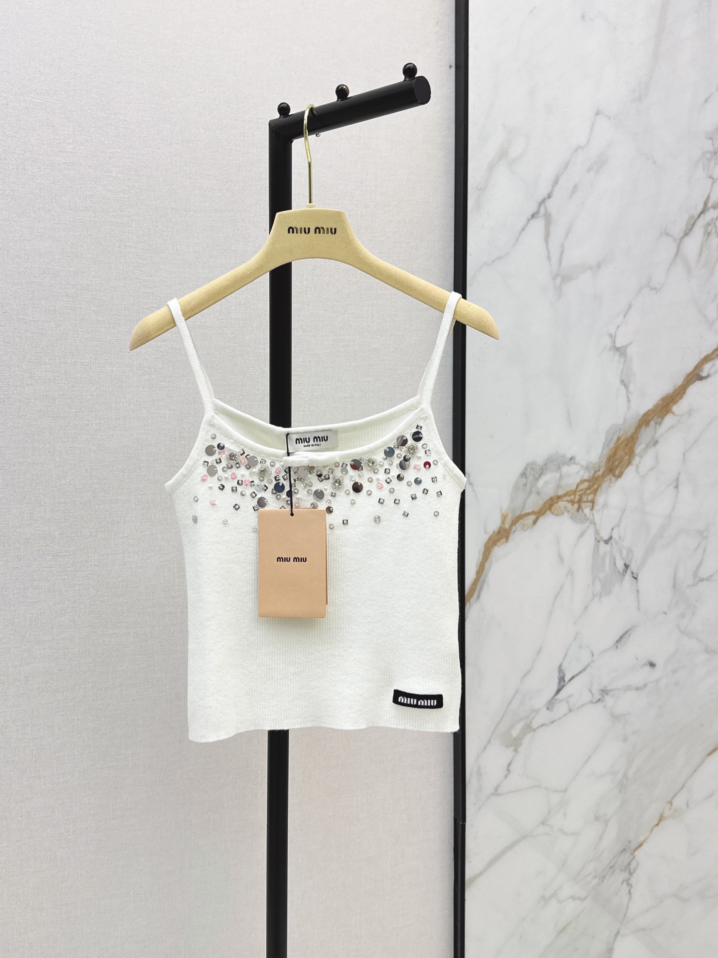 NO:875731,Miu 26Ss————The latest heavy-beaded white knitted camisole for spring and summer is made of soft and skin-friendly knitted fabric. The shoulder strap design is simple and versatile. It self-fits a variety of breast shapes. It is comfortable to wear and does not empty the cup. It modifies the body shape. It is OK to wear alone or layered. It can be easily controlled for commuting and leisure. One color ready for sale sml,,miumiu,19860909Miu 26Ss————春夏最新款重磅钉珠白色针织吊带背心采用柔软亲肤针织面料 肩带设计简约又百搭 自贴合多种胸型 穿着舒适不空杯 修饰身形 单穿或内搭都很OK 通勤休闲都能轻松驾驭 一色现货发售sml,,miumiu,,Women's clothing