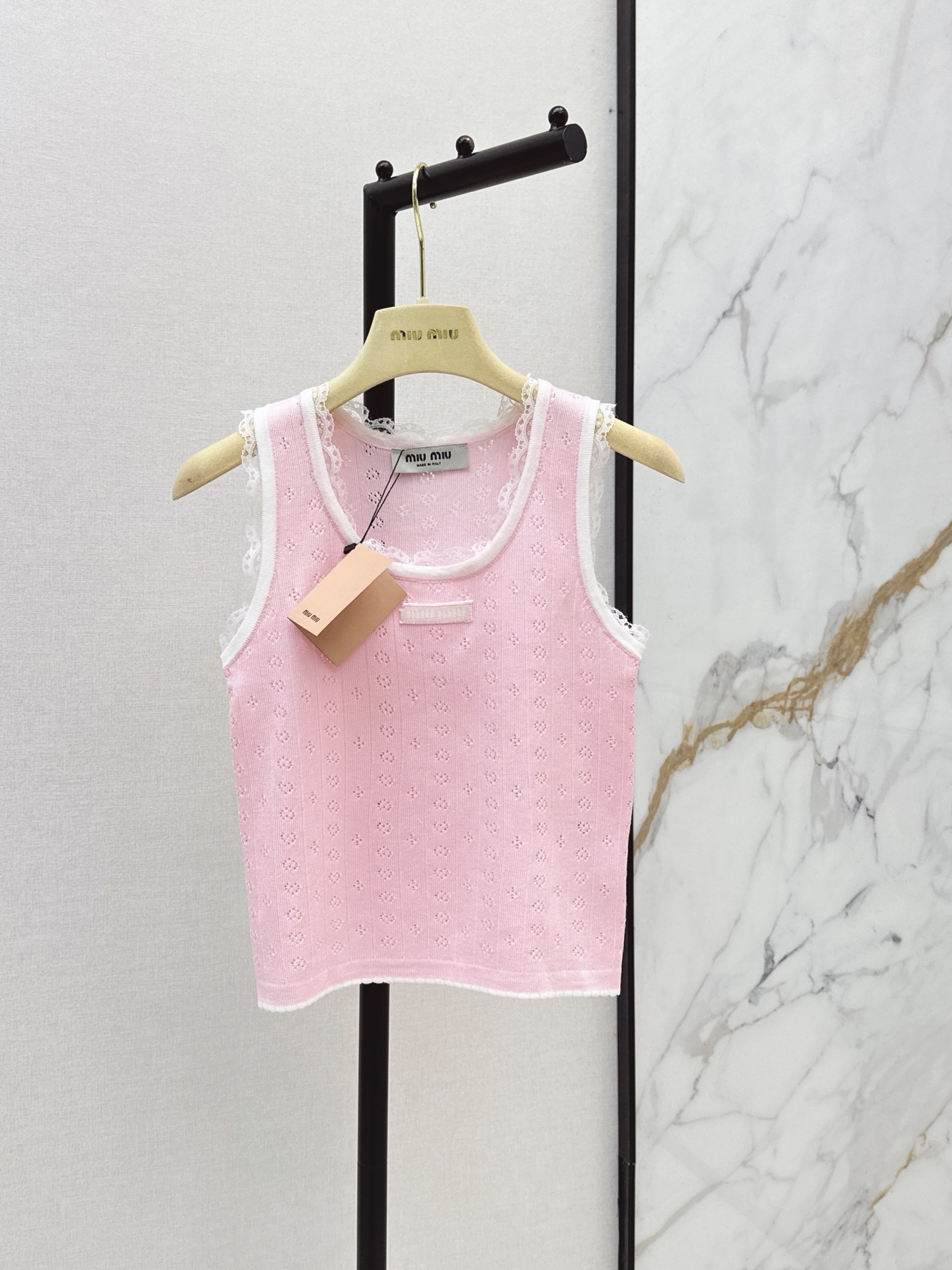 NO:875738,Miu 26Ss————The latest spring and summer lace-decorated contrast-edged knitted vest is simple and classic. It is very recognizable. The knitted fabric has good elasticity and is close-fitting and comfortable. It is OK to wear alone or as an inner layer in spring and summer. Three colors are available for sale sml,,miumiu,19860909Miu 26Ss————春夏最新款蕾丝装饰撞色镶边针织背心简约又经典 超有辨识度 针织面料弹性好 贴身舒适 春夏单穿或内搭都很OK 三色现货发售sml,,miumiu,,Women's clothing