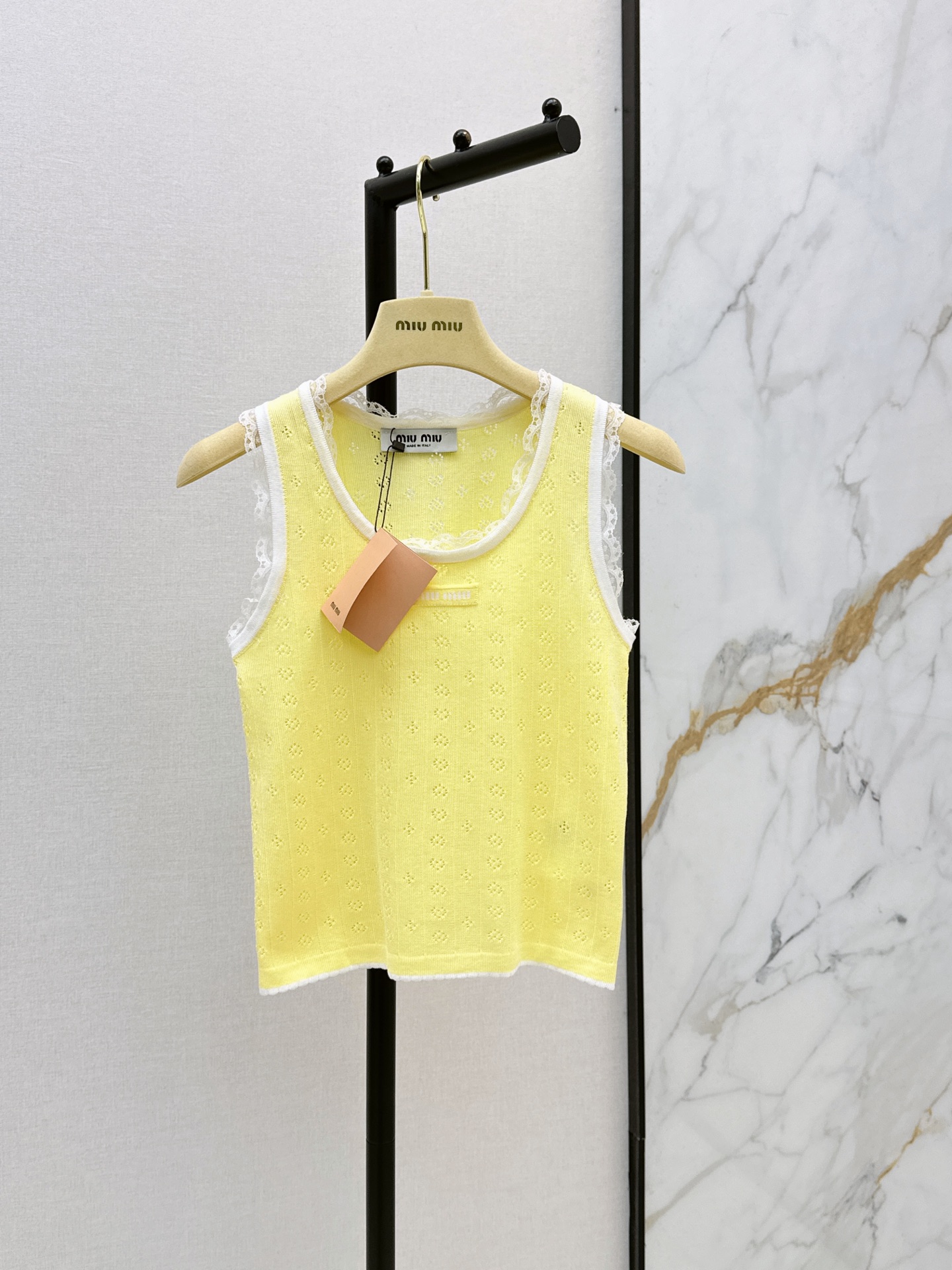 NO:875672,Miu 26Ss————The latest spring and summer lace-decorated contrast-edged knitted vest is simple and classic. It is very recognizable. The knitted fabric has good elasticity and is close-fitting and comfortable. It is OK to wear alone or as an inner layer in spring and summer. Three colors are available for sale sml,,miumiu,19860909Miu 26Ss————春夏最新款蕾丝装饰撞色镶边针织背心简约又经典 超有辨识度 针织面料弹性好 贴身舒适 春夏单穿或内搭都很OK 三色现货发售sml,,miumiu,,Women's clothing