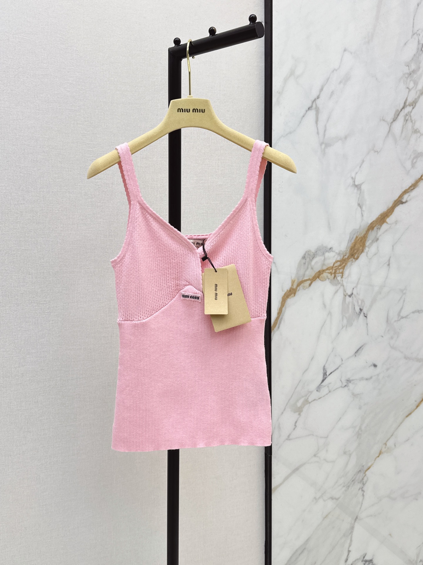 NO:875679,Miu 26Ss - the latest age-reducing pink knitted camisole for spring and summer. The fabric is soft, skin-friendly and breathable. It is super comfortable to wear in summer. The V-neck + cross design modifies the neck line. It looks slim and layered. The sleeveless tailoring is versatile for wearing alone or inside. The pink color is very gentle. It goes well with jeans or skirts. It is simple and fashionable. It is easy to create a variety of looks. One color ready for sale sml,, miumiu, skirts, jeans,19860909Miu 26Ss———春夏最新款减龄粉针织吊带背心 面料柔软亲肤又透气 夏天穿超舒服 V领+交叉设计 修饰颈部线条 显瘦又有层次感 无袖剪裁单穿或内搭都很百搭 粉色系非常温柔 搭牛仔裤或半裙都很出彩 简约又时髦 轻松打造多种风格look 一色现货发售sml,,miumiu,skirts,jeans,,Women's clothing