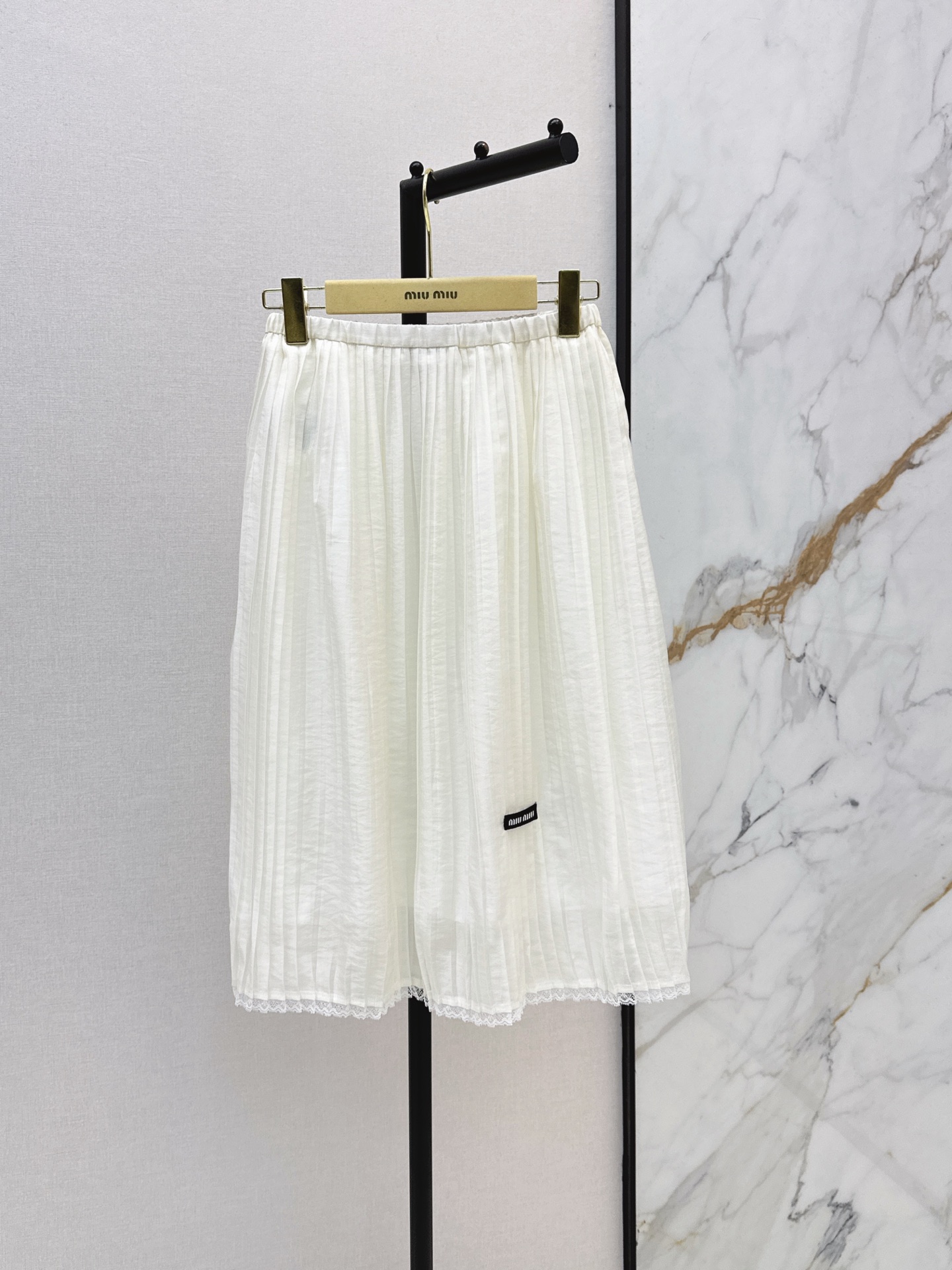 NO:875693,Miu 26Ss————The latest spring and summer style pleated skirt for age-reducing Miu style. Full of texture and elegant design. It is OK for daily OL. A fashion with unique charm. Two colors available for sale sml,,miumiu,skirts,19860909Miu 26Ss————春夏最新款减龄缪系穿搭百褶半裙 质感十足 优雅气质设计 日常OL都OK 一款具有独特魅力的时尚 两色现货发售sml,,miumiu,skirts,,Women's clothing