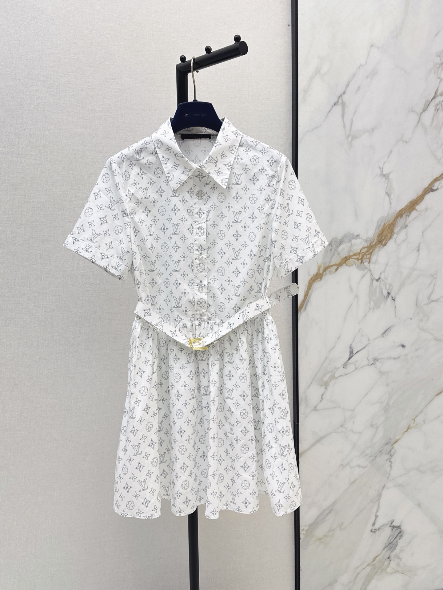 NO:875700,L's 26Ss————The latest spring and summer presbyopic lapel dress. The upper body is full of fashionable and high-end and has its own aura. The fabric texture is very nice, fashionable and high-end. The color is super positive. The upper body is white and slim. It has a cool and handsome classic series. It walks with wind. The upper body has full aura. The length is just right and easy to control. One color ready for sale sml, louis vuitton, skirts,19860909L家 26Ss————春夏最新款老花翻领连衣裙 上身就是满满的时髦高级感自带气场 面料质感很奈斯 时髦又高级 颜色超级正 上身显白又显瘦 自带酷帅感的经典系列 走路都带风 上身气场全开 长度恰到好处 轻松驾驭 一色现货发售sml,,louis vuitton,skirts,,Women's clothing