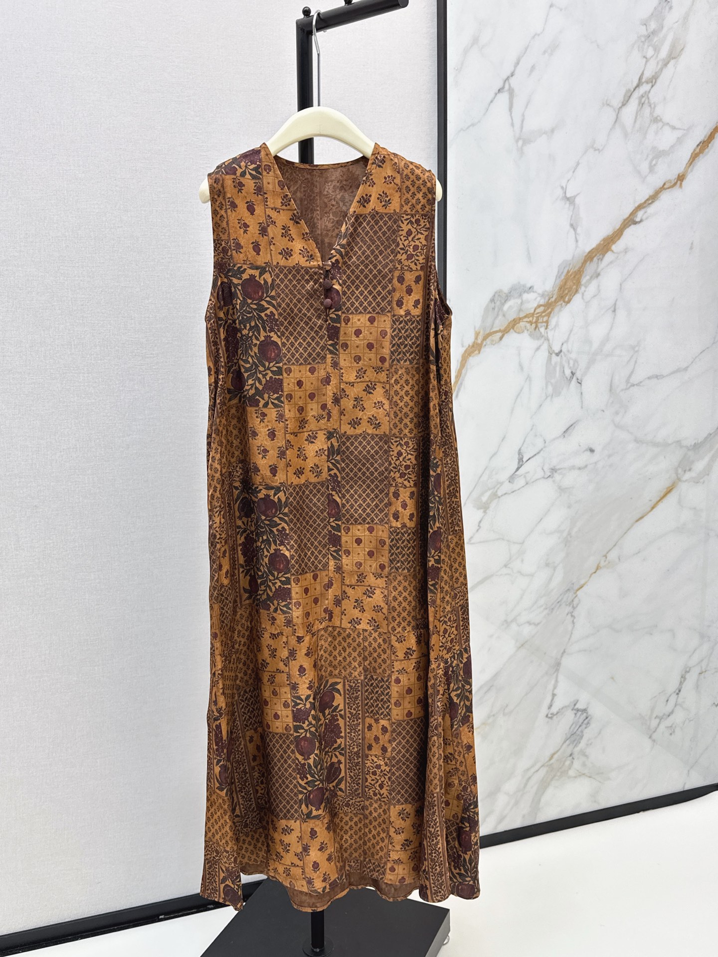 NO:875724,Fashionable niche design 26Ss - the latest spring and summer printed sleeveless dress made of 100% ramie fabric, showing a unique retro texture and transparent drape. The body adopts a V-shaped half-brack design with three wooden buttons of the same color. It is simple and full of details. The skirt is covered with warm brown tones retro prints, mainly spliced paisley patterns and plant patterns, creating a strong literary atmosphere.  One color ready for sale smlxl,,skirts,19860909时髦小众设计 26Ss————春夏最新款印花无袖连衣裙百分百苎麻面料 呈现出独特的复古质感与通透垂坠感 衣身采用V型半开襟设计 搭配三颗同色系木质纽扣 简约又富有细节 裙身铺满暖棕调复古印花 以拼接式的佩斯利花纹与植物纹样为主 营造出浓郁的文艺氛围感 一色现货发售smlxl,,skirts,,Women's clothing